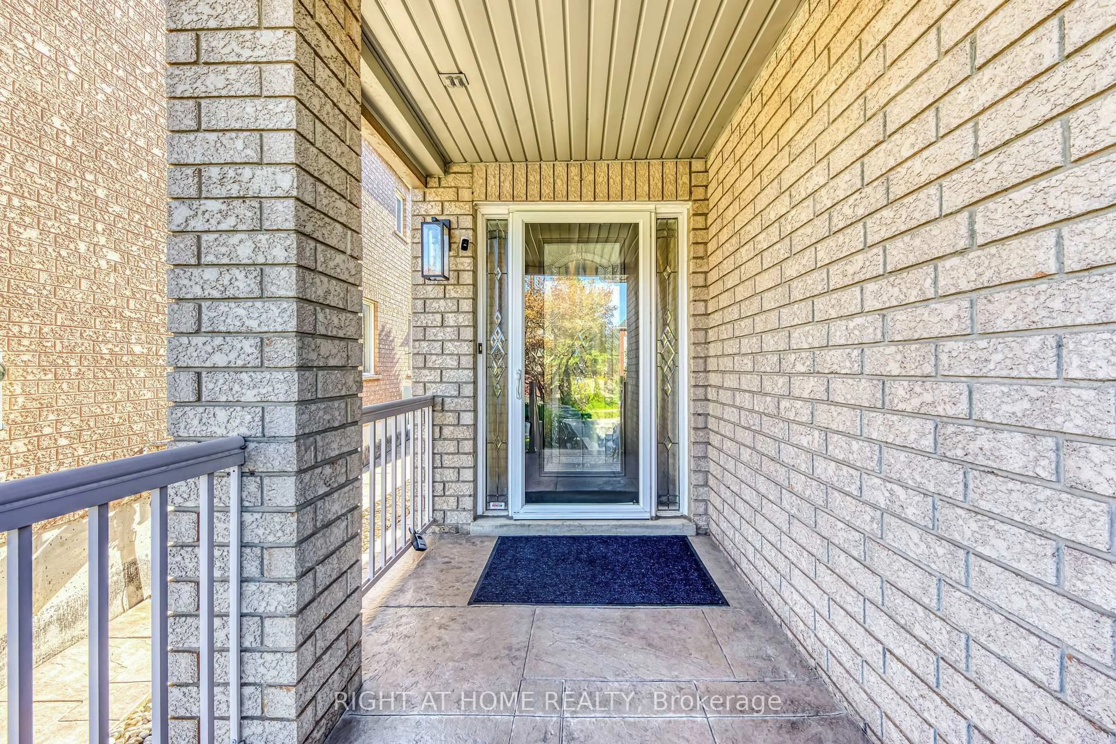 Indoor entryway for 814 Brass Winds Pl, Mississauga Ontario L5W 1T4