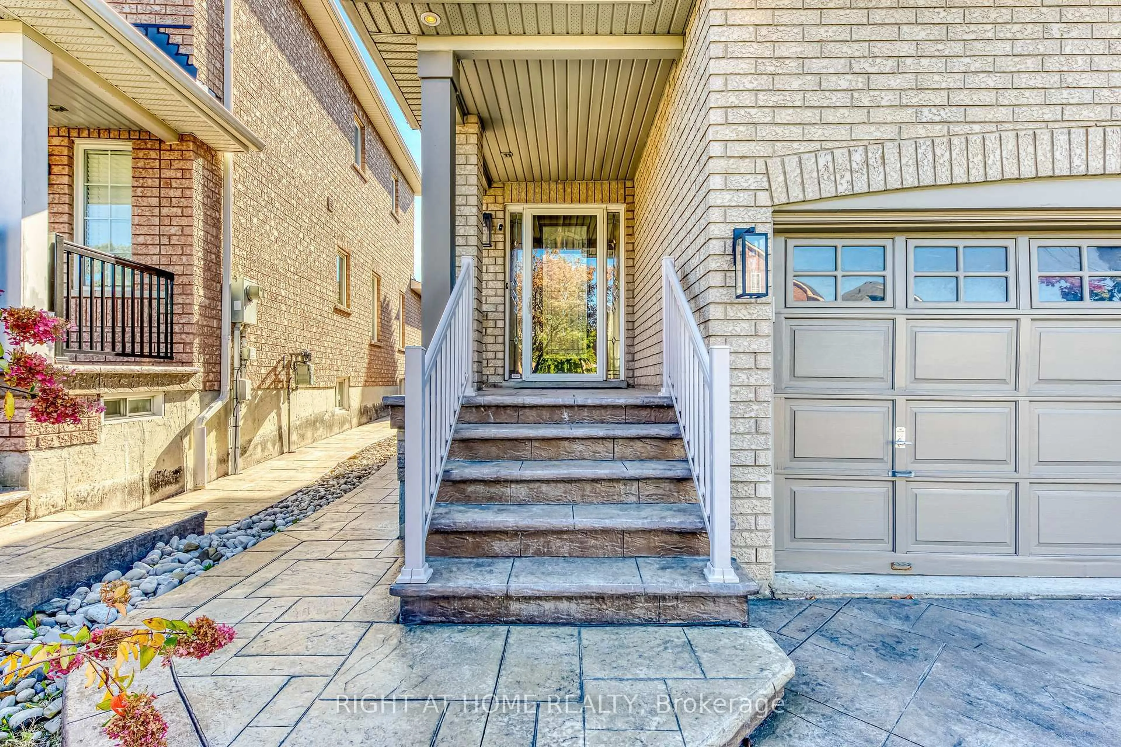 Unknown for 814 Brass Winds Pl, Mississauga Ontario L5W 1T4
