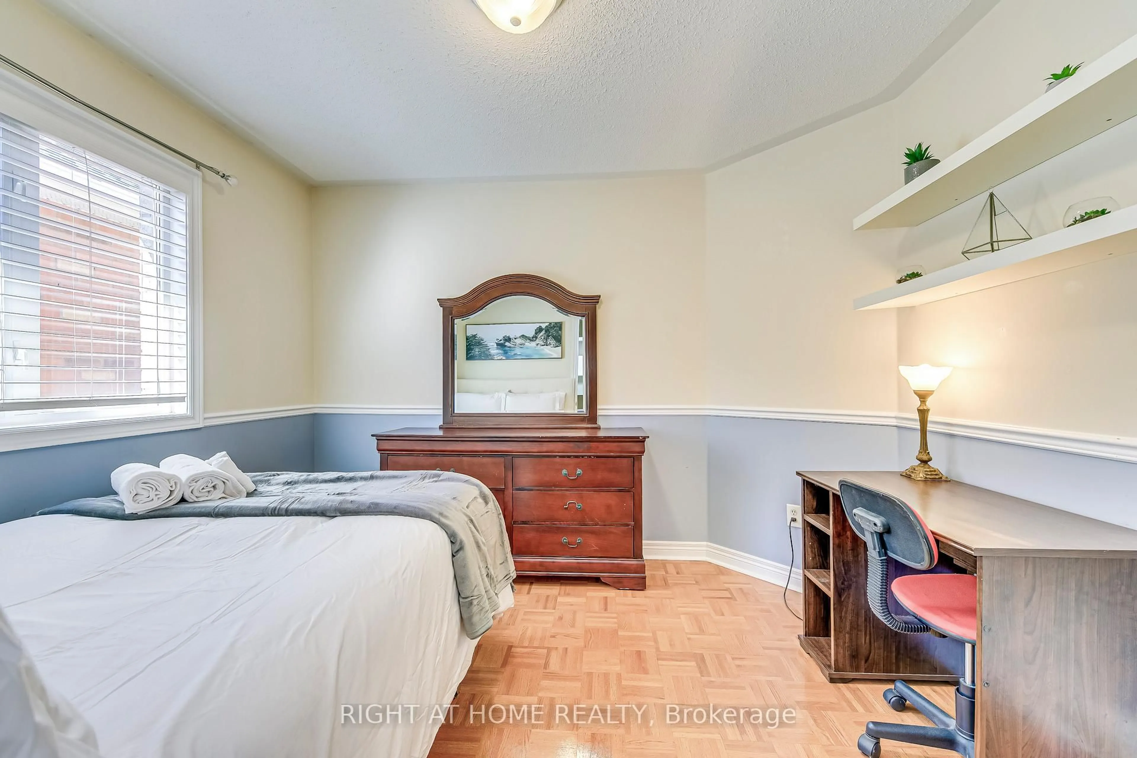 Bedroom with bed, unknown for 814 Brass Winds Pl, Mississauga Ontario L5W 1T4