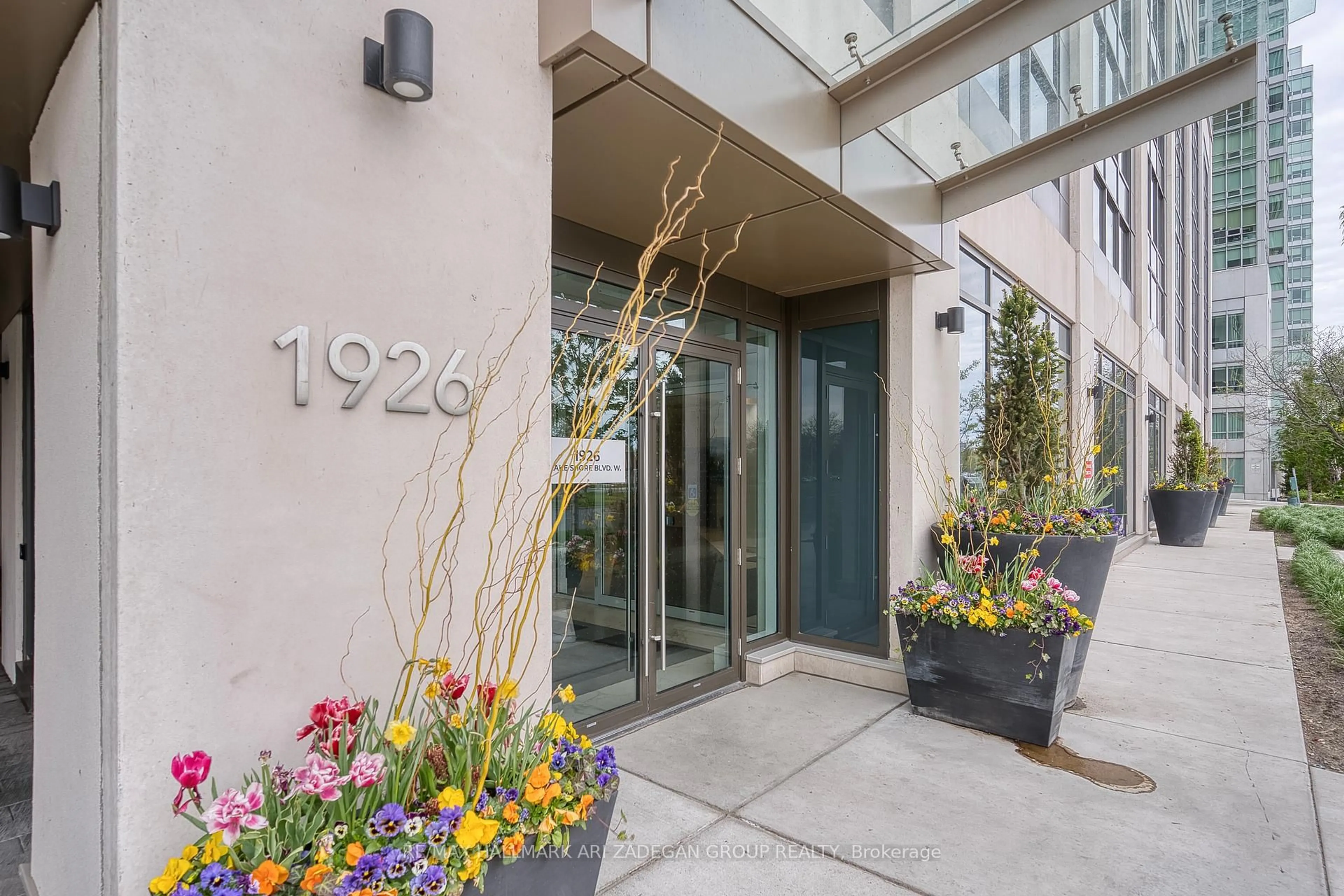 Indoor foyer for 1926 Lake Shore Blvd #2306, Toronto Ontario M6S 1A1