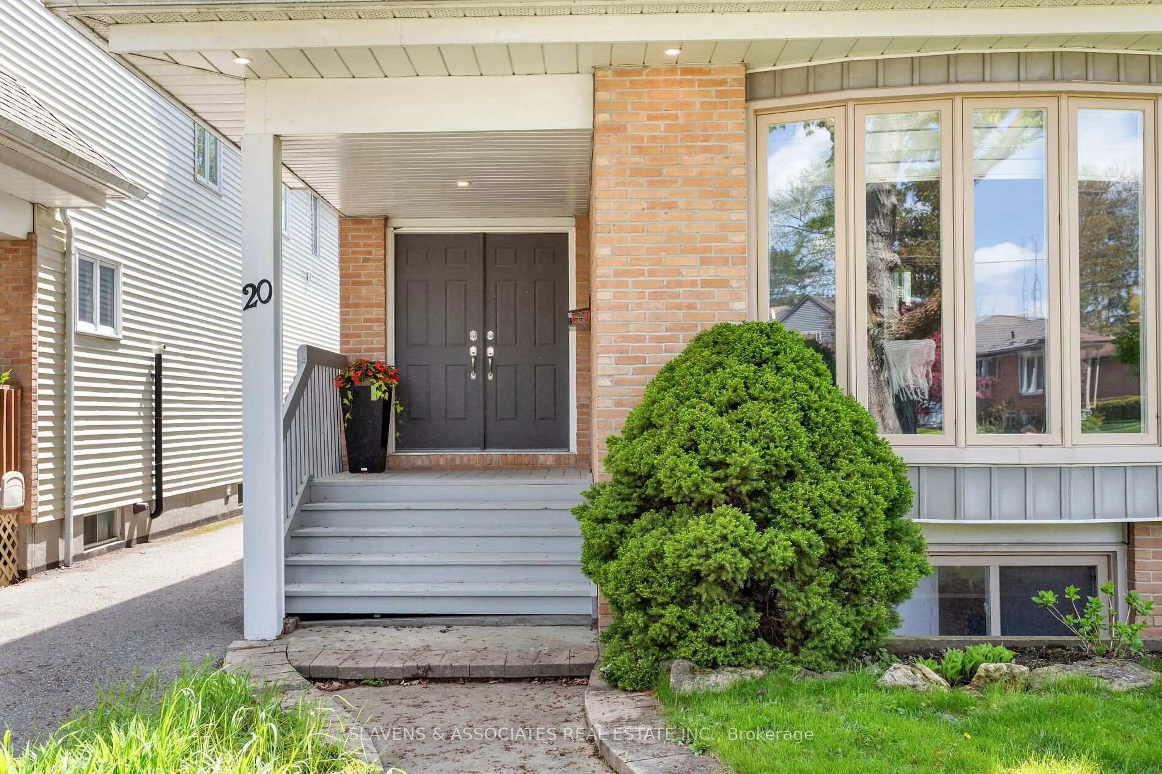 Indoor entryway for 20 Benson Ave, Mississauga Ontario L5H 2P4