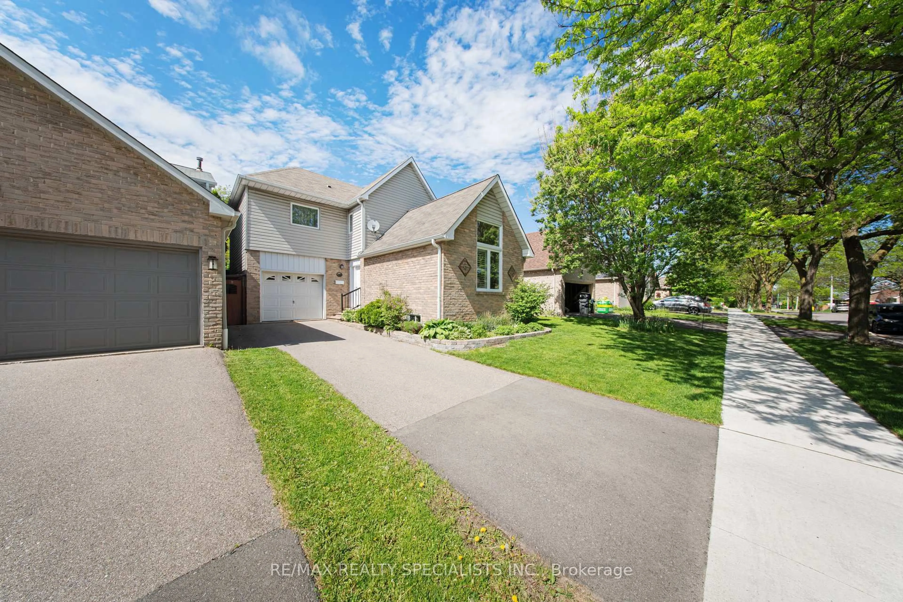 A pic from outside/outdoor area/front of a property/back of a property/a pic from drone, street for 27 Lafferty St, Toronto Ontario M9C 5B5