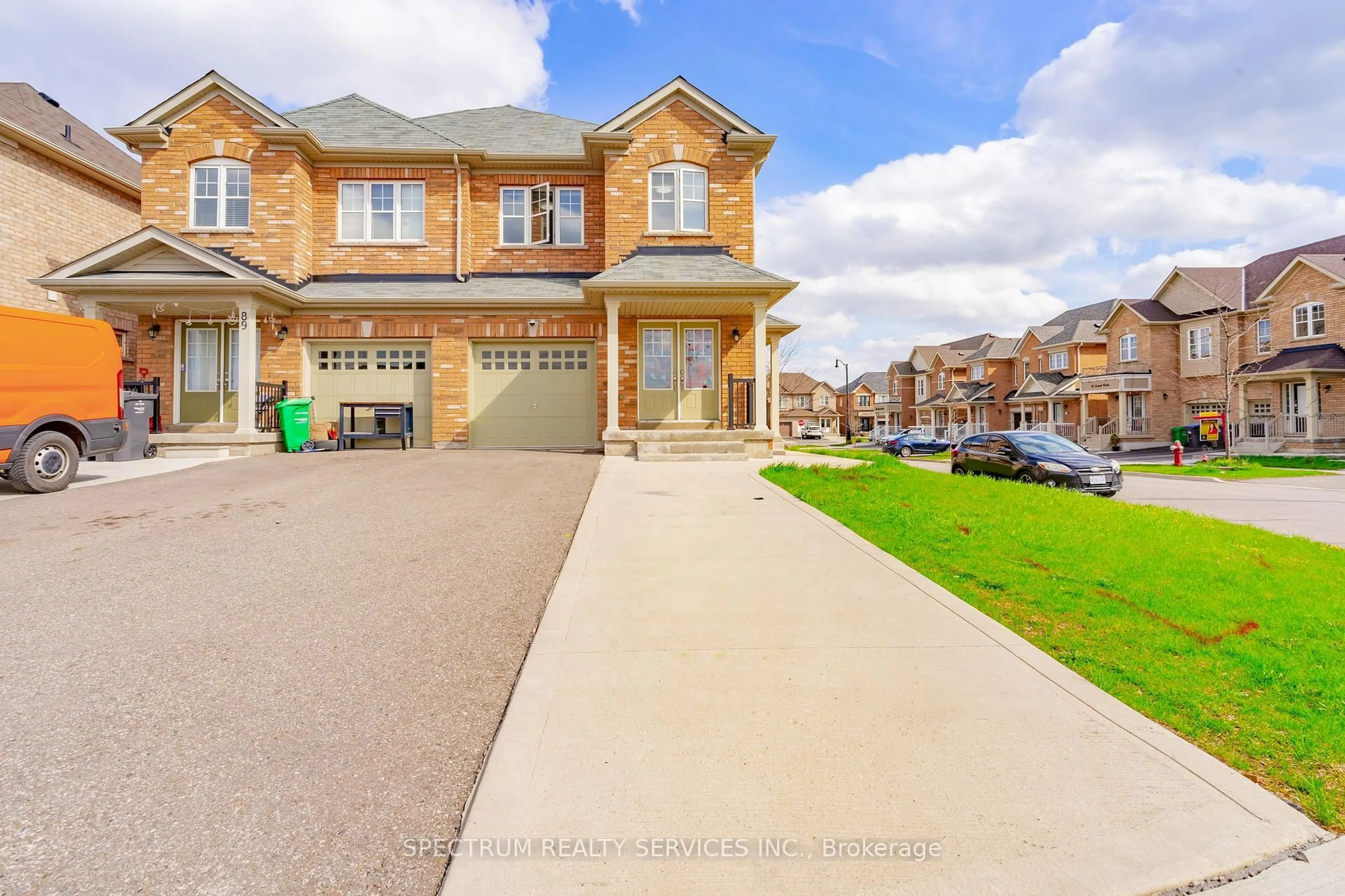A pic from outside/outdoor area/front of a property/back of a property/a pic from drone, street for 91 Lanark Circ, Brampton Ontario L6X 5L4