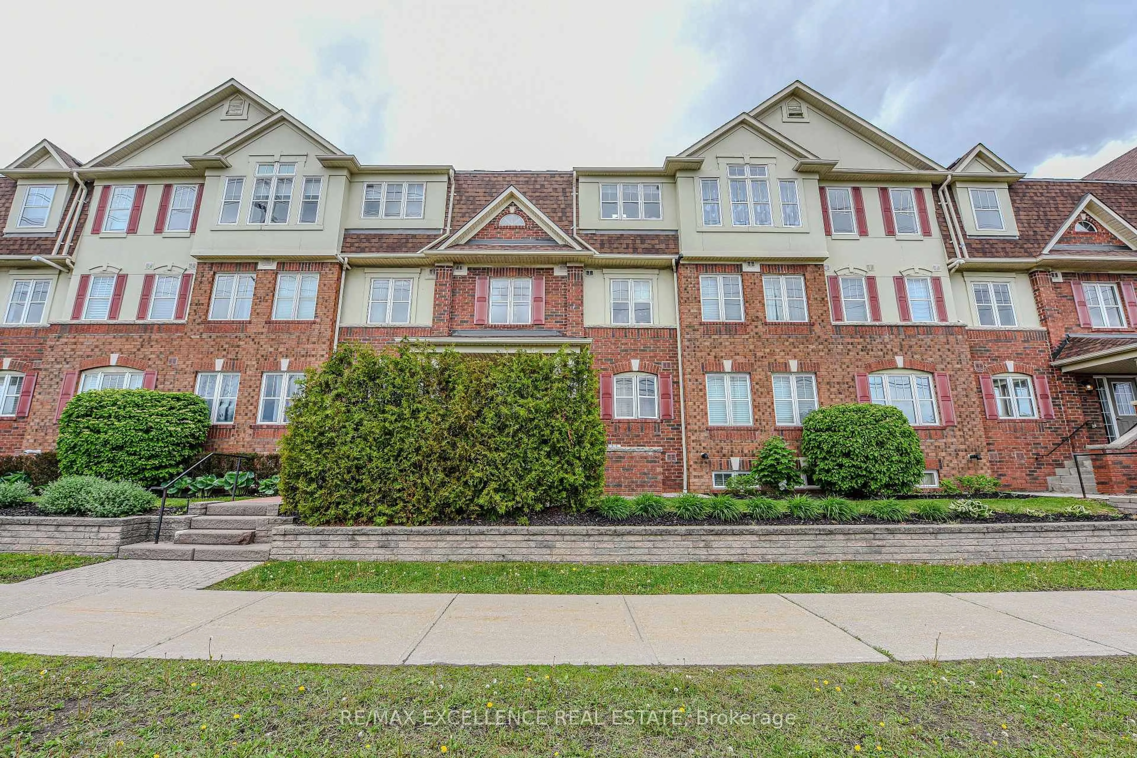 A pic from outside/outdoor area/front of a property/back of a property/a pic from drone, unknown for 599 Dundas St #6, Mississauga Ontario L5B 0B3