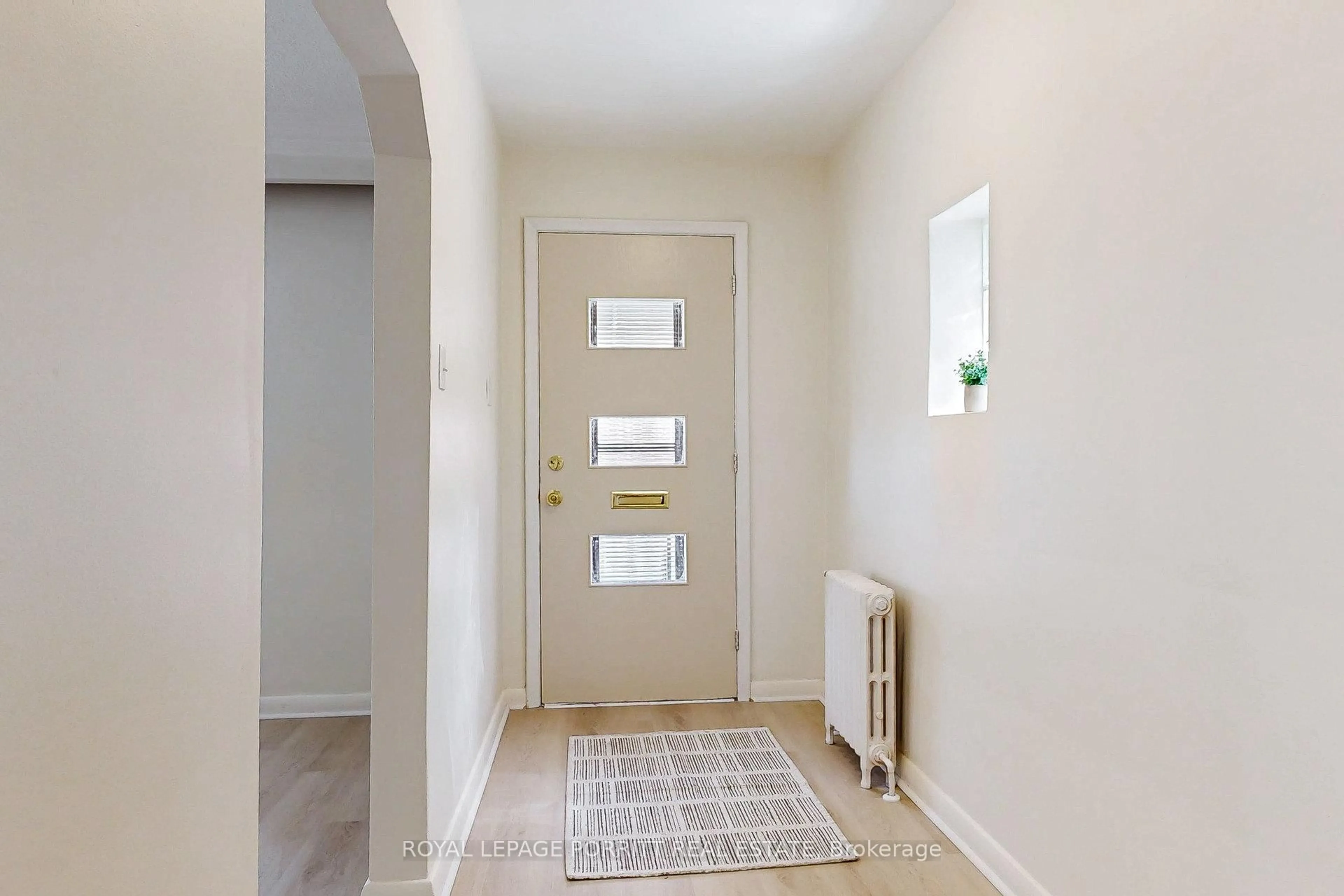 Indoor entryway for 126A Sixteenth St, Toronto Ontario M8V 3K1