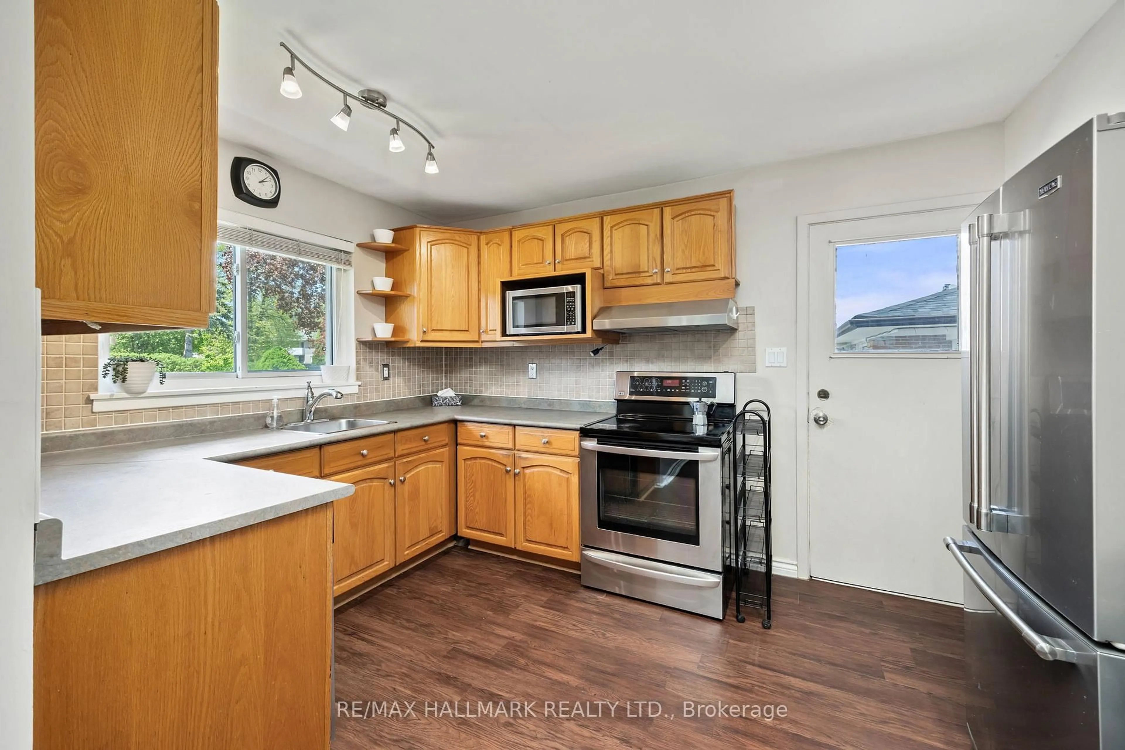 Standard kitchen, unknown for 2580 Constable Rd, Mississauga Ontario L5J 1W2