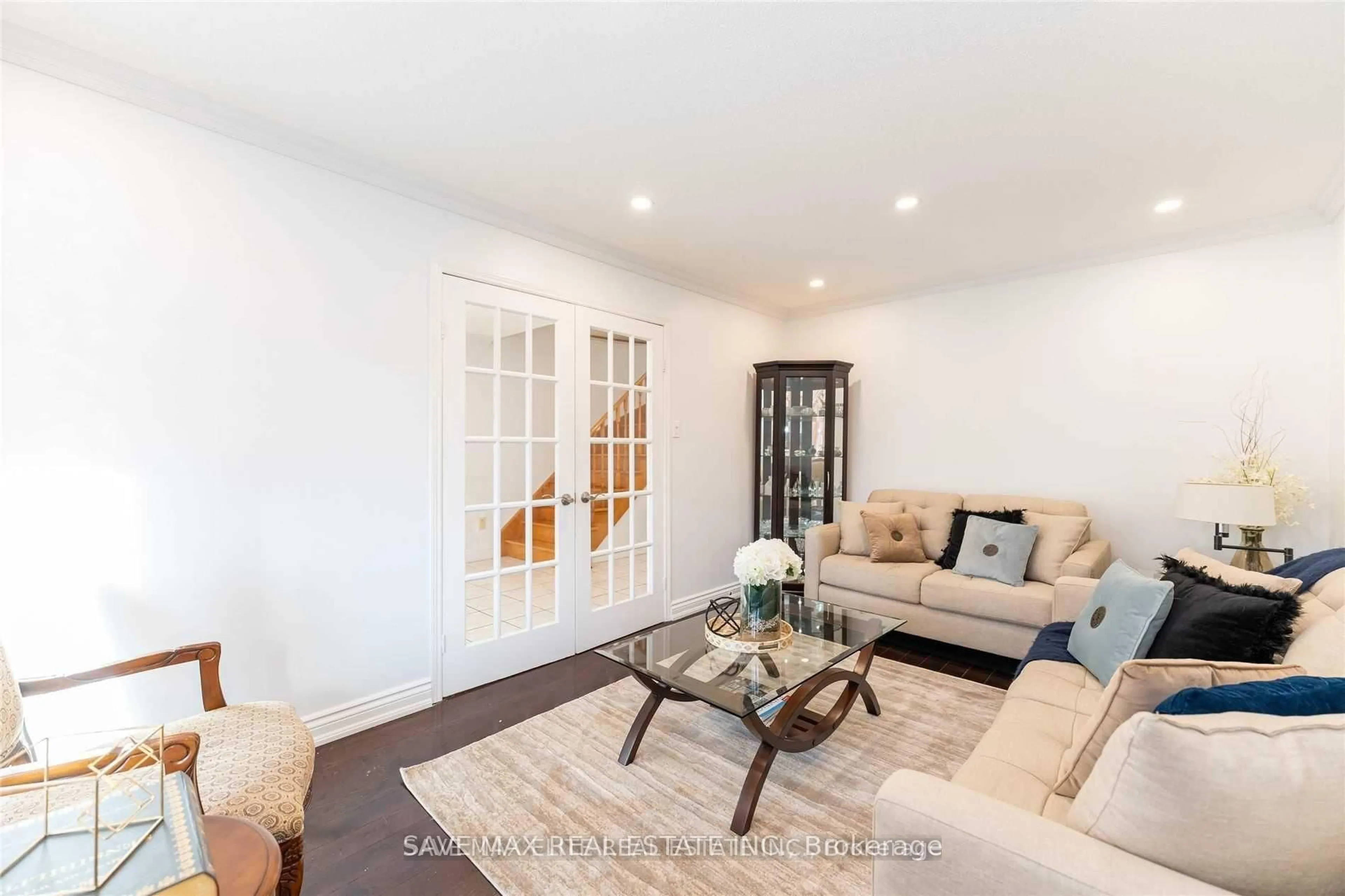 Living room with furniture, unknown for 20 Bent Tree Crt, Brampton Ontario L6Y 4H6