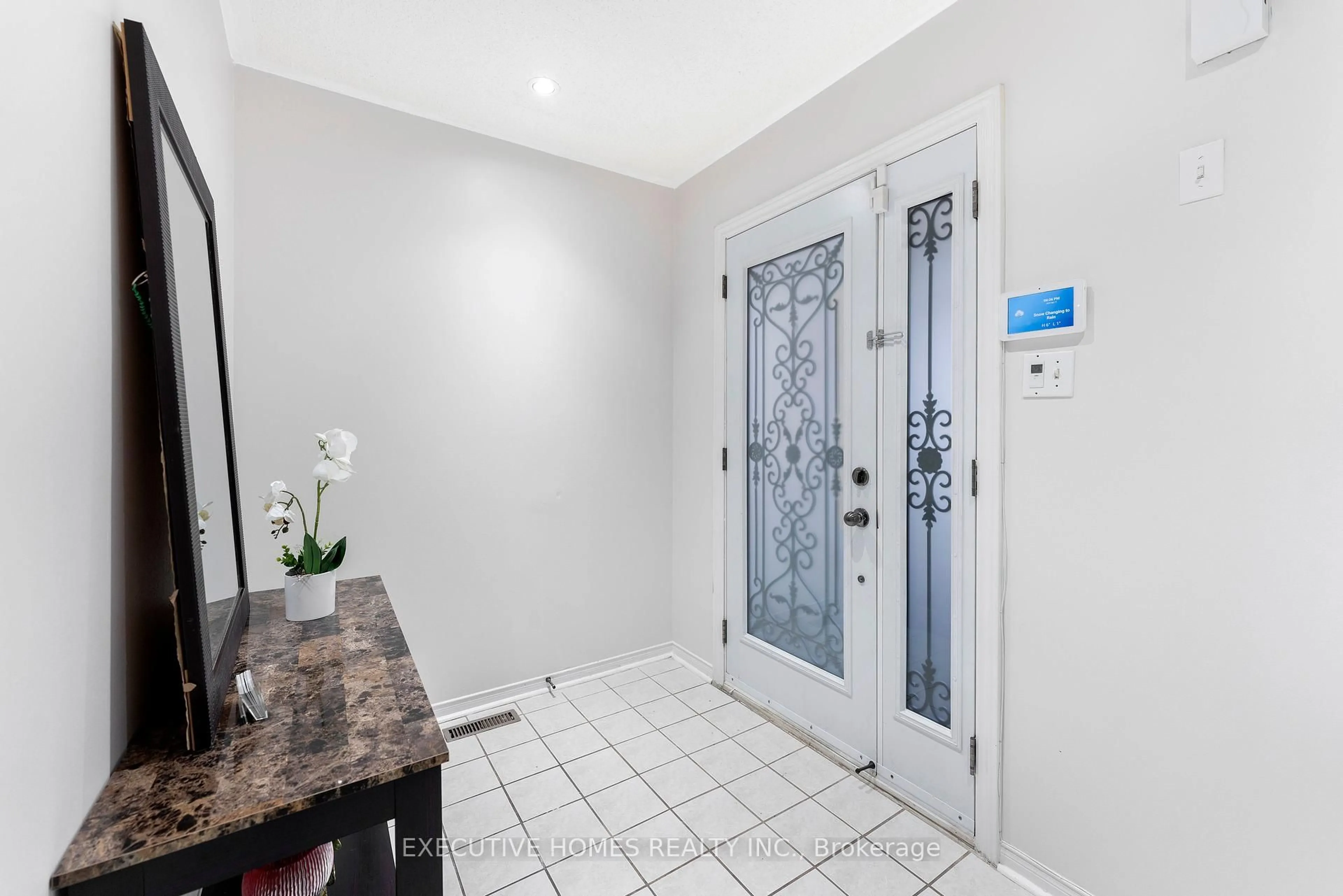 Indoor foyer for 44 Pebblestone Circ, Brampton Ontario L6X 4N2