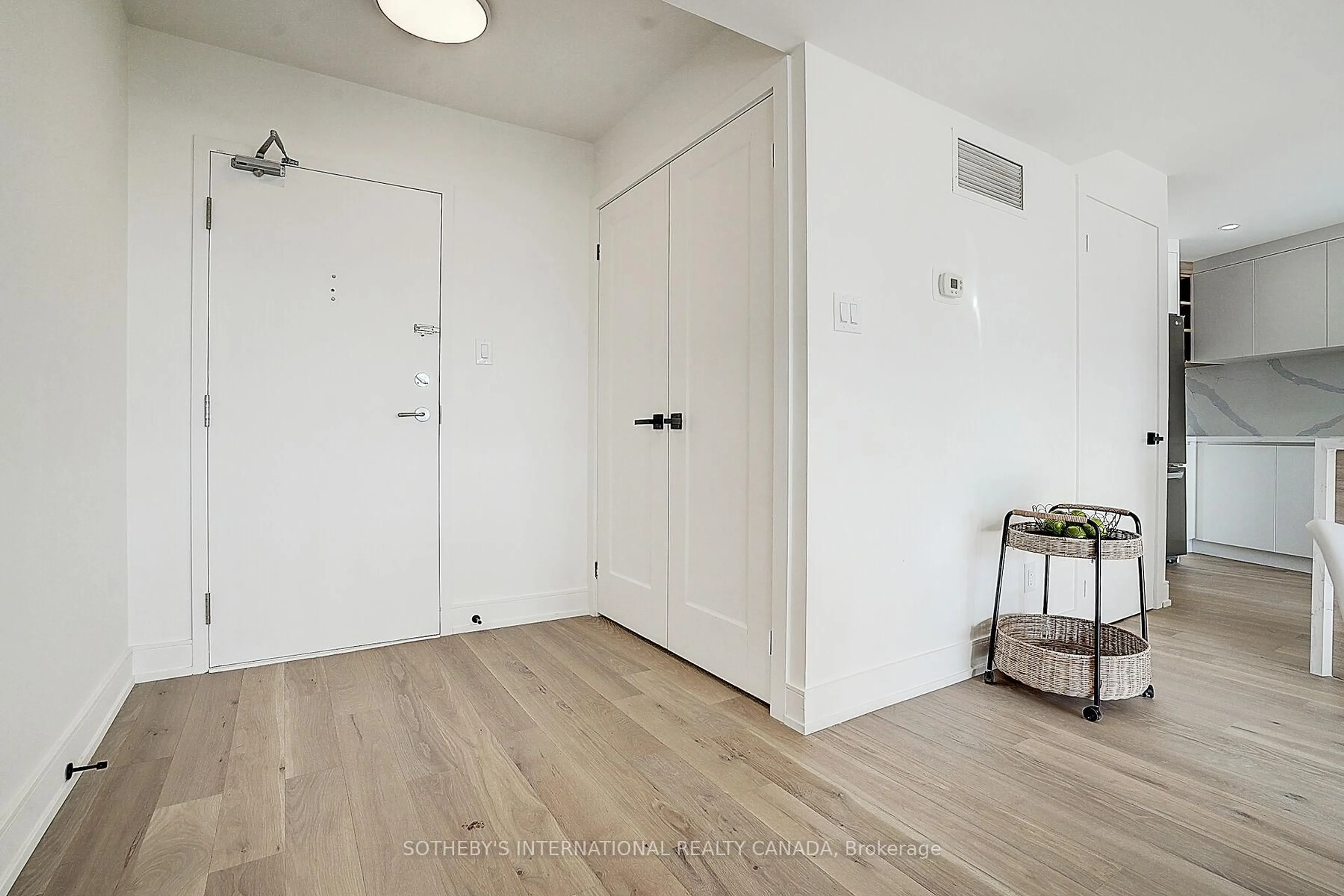 Indoor entryway for 1240 Marlborough Crt #704, Oakville Ontario L6H 3K7