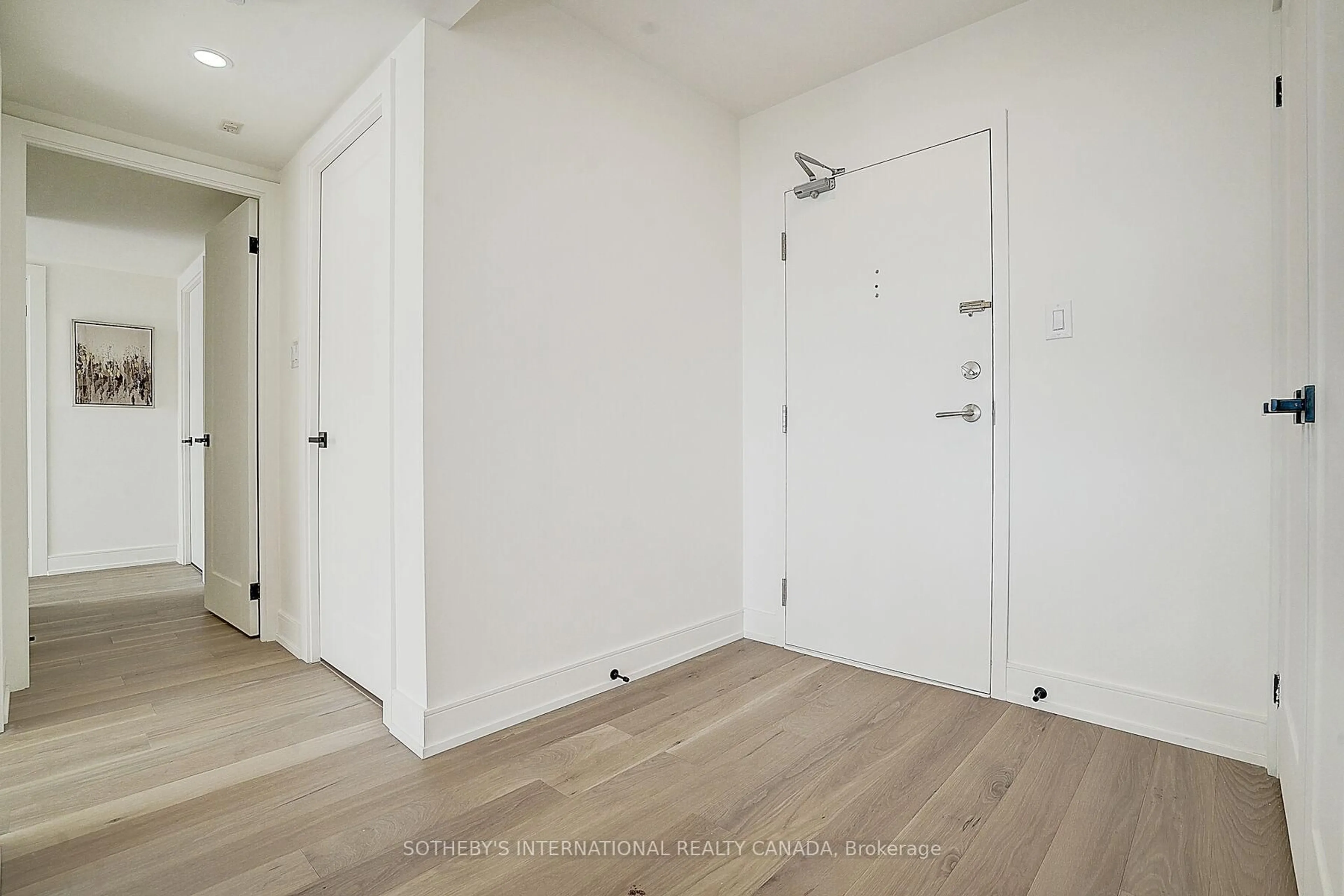 Indoor entryway for 1240 Marlborough Crt #704, Oakville Ontario L6H 3K7