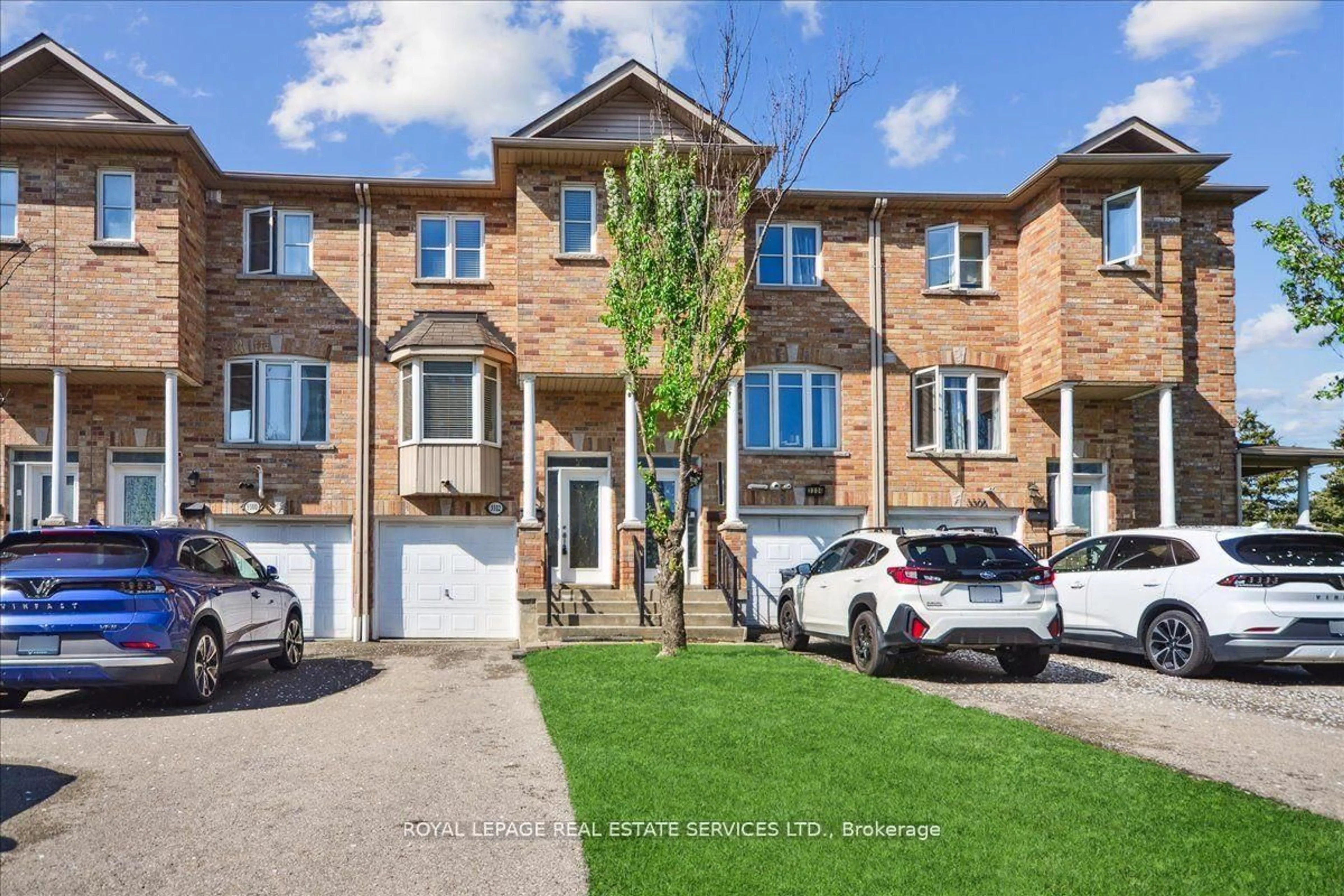 A pic from outside/outdoor area/front of a property/back of a property/a pic from drone, street for 3302 Pinto Pl, Mississauga Ontario L5B 1V7