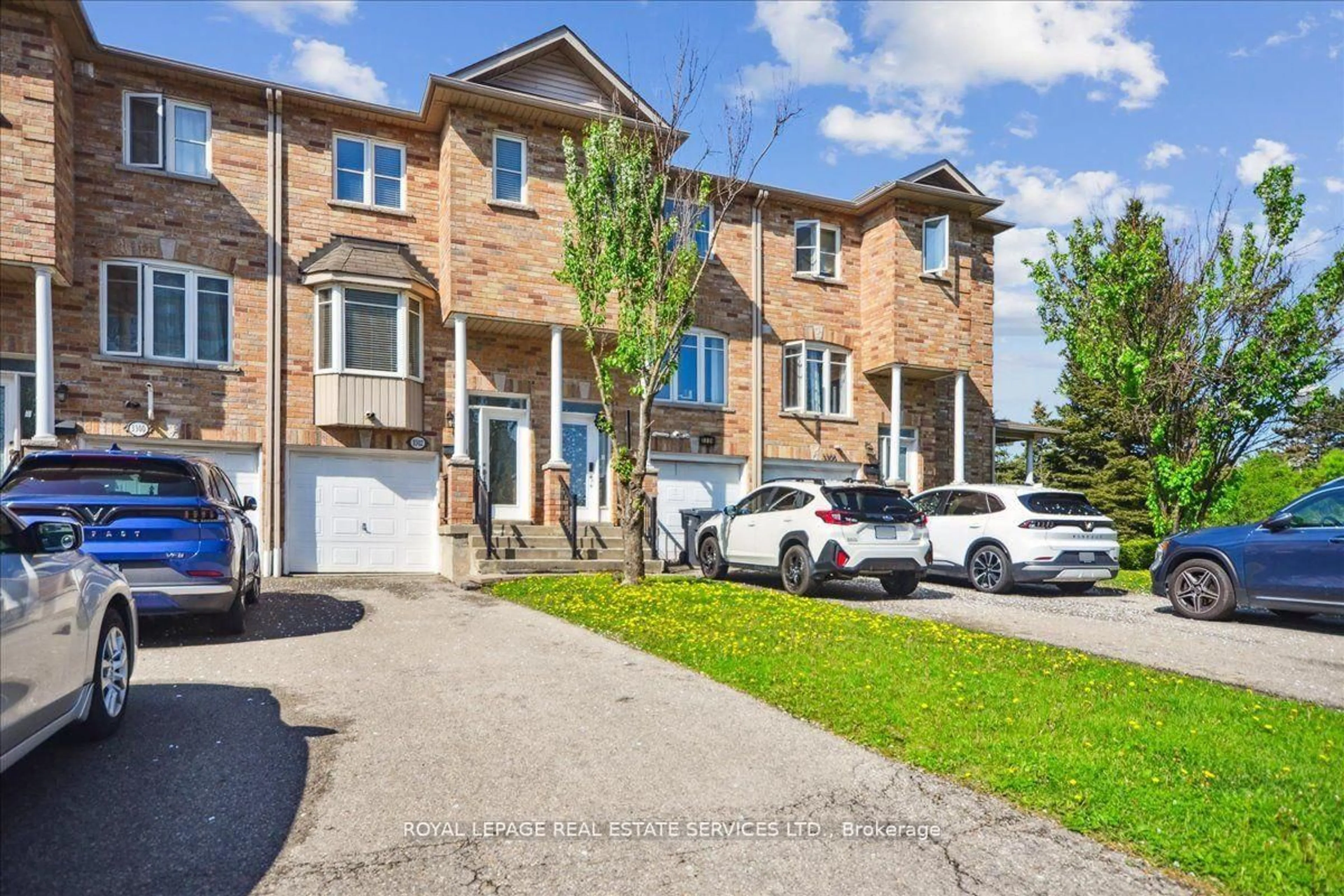A pic from outside/outdoor area/front of a property/back of a property/a pic from drone, street for 3302 Pinto Pl, Mississauga Ontario L5B 1V7