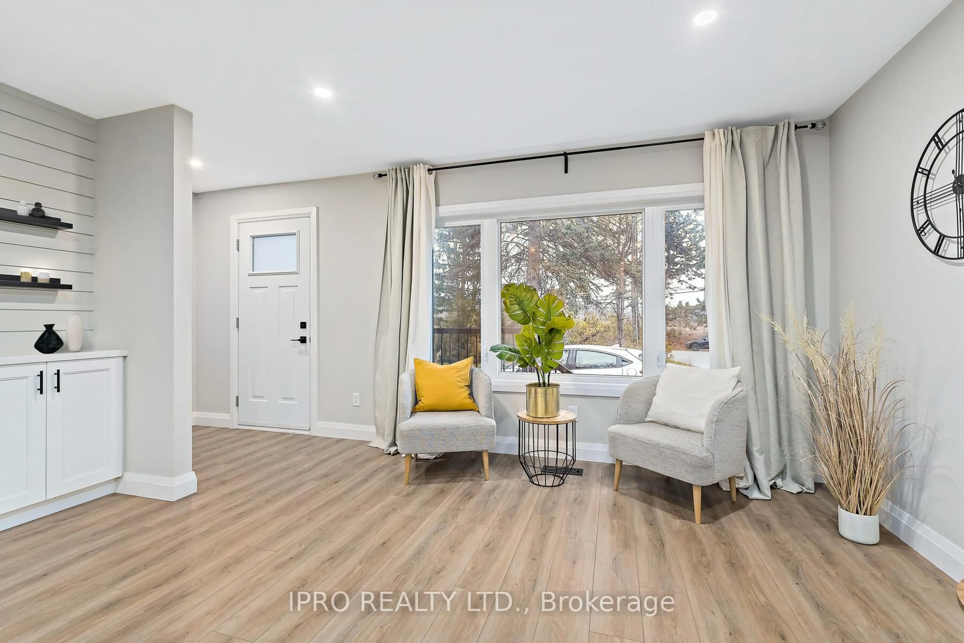 Indoor entryway for 7142 7 Highway, Halton Hills Ontario L7J 2L9