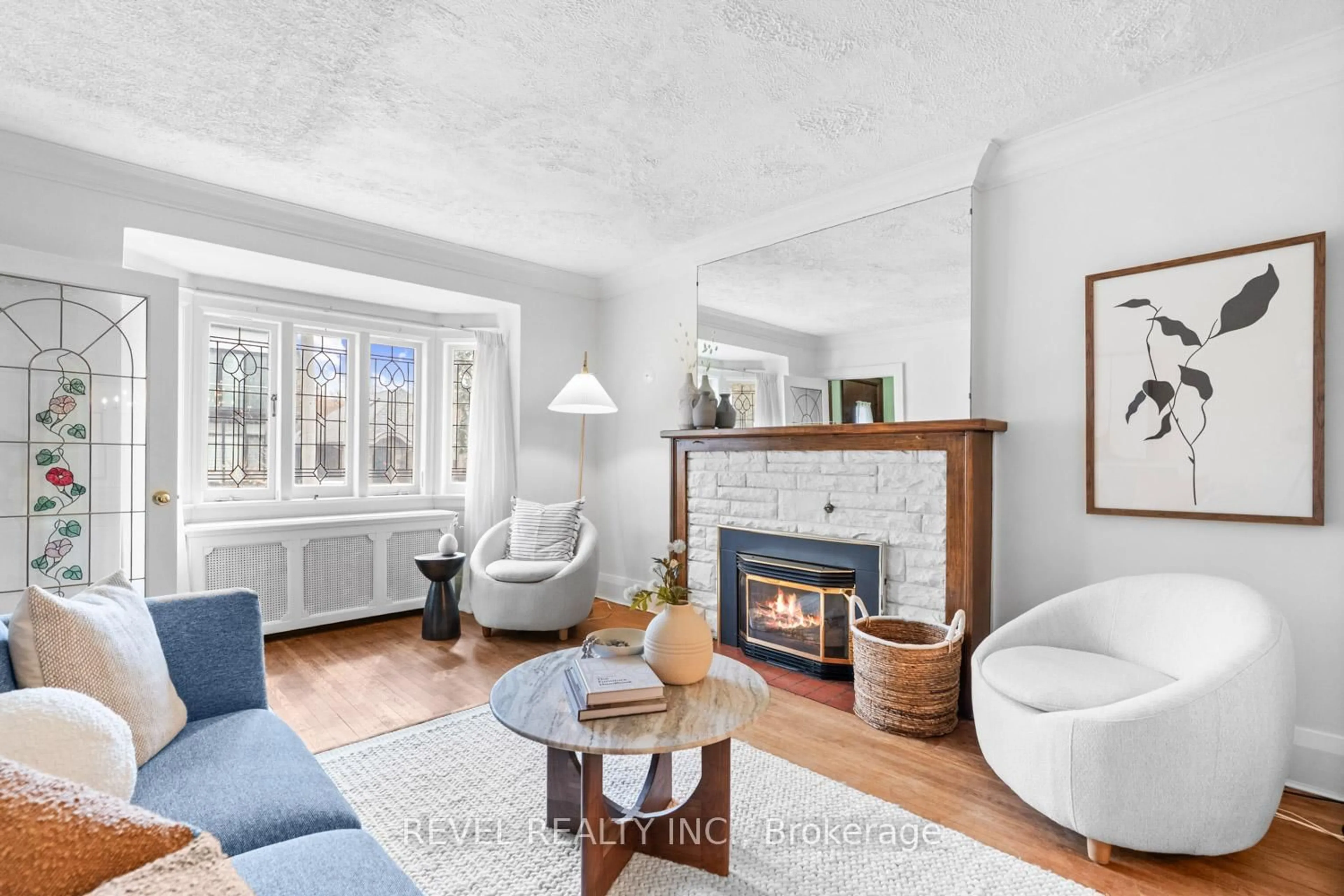 Living room with furniture, unknown for 8 Sunnybrook Rd, Toronto Ontario M6S 1G2