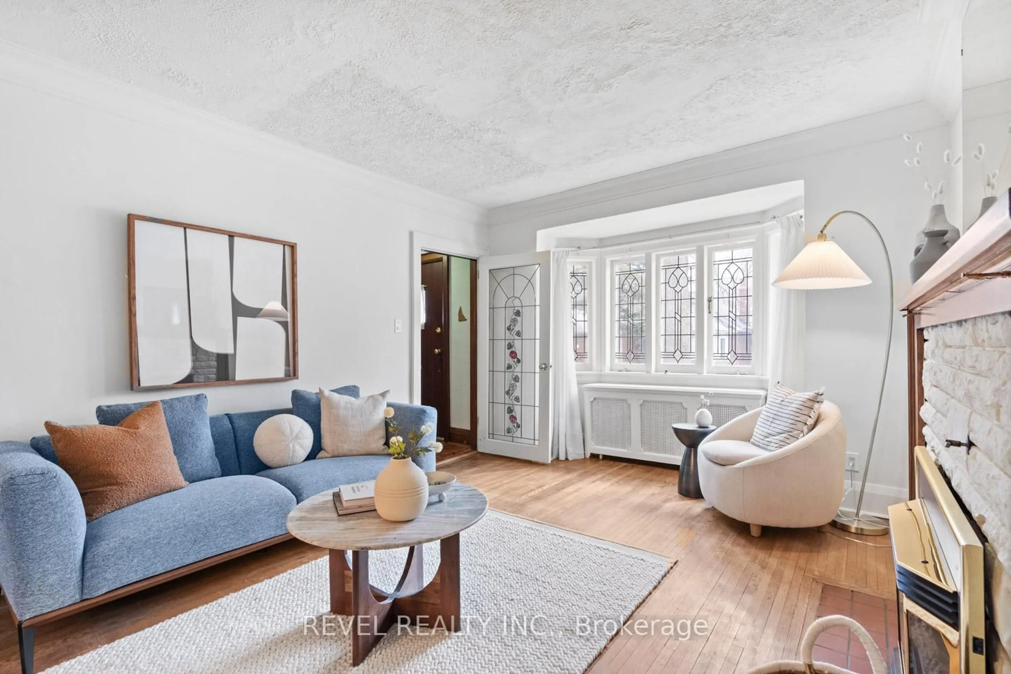 Living room with furniture, unknown for 8 Sunnybrook Rd, Toronto Ontario M6S 1G2