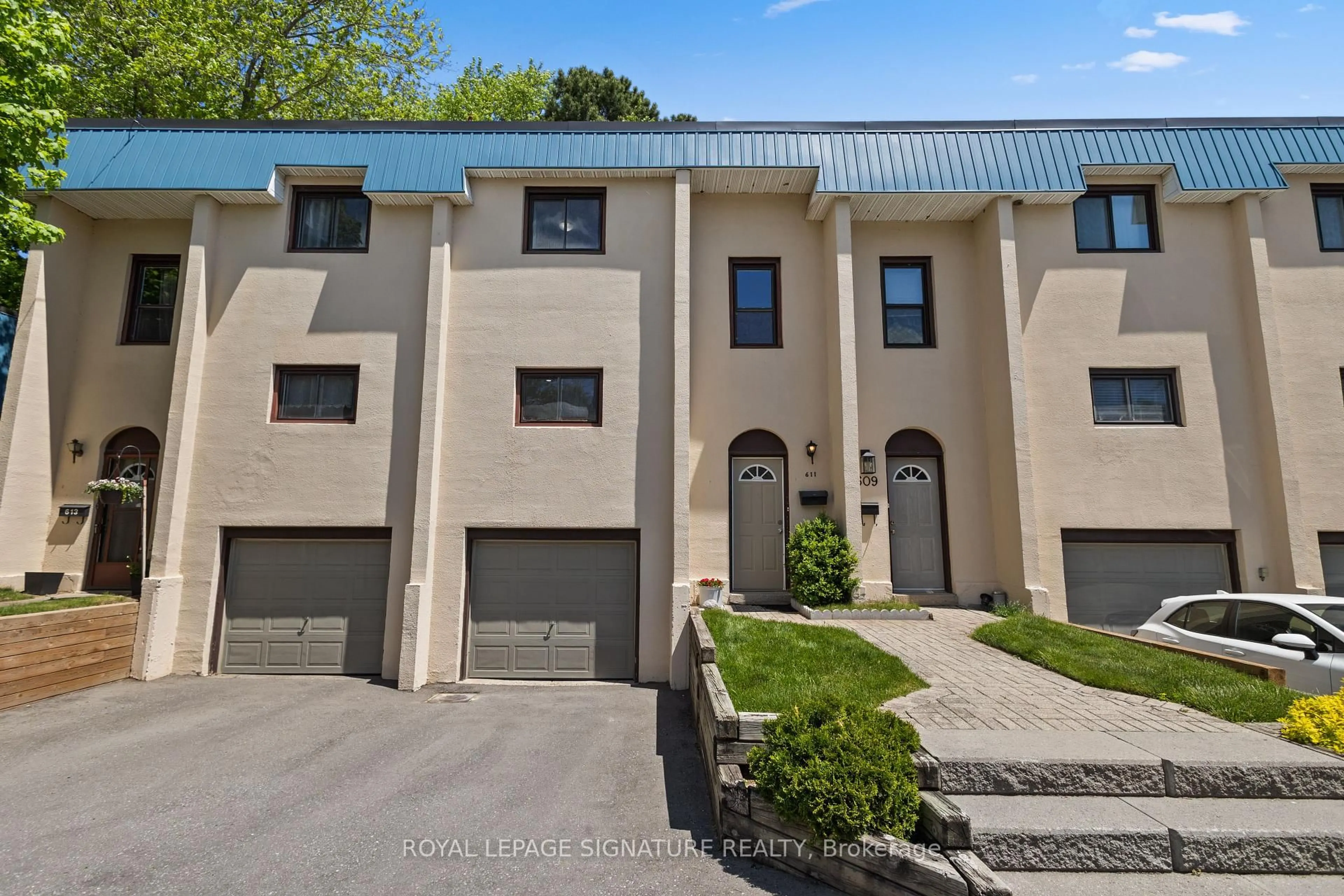 A pic from outside/outdoor area/front of a property/back of a property/a pic from drone, street for 611 Francis Rd, Burlington Ontario L7T 3X6