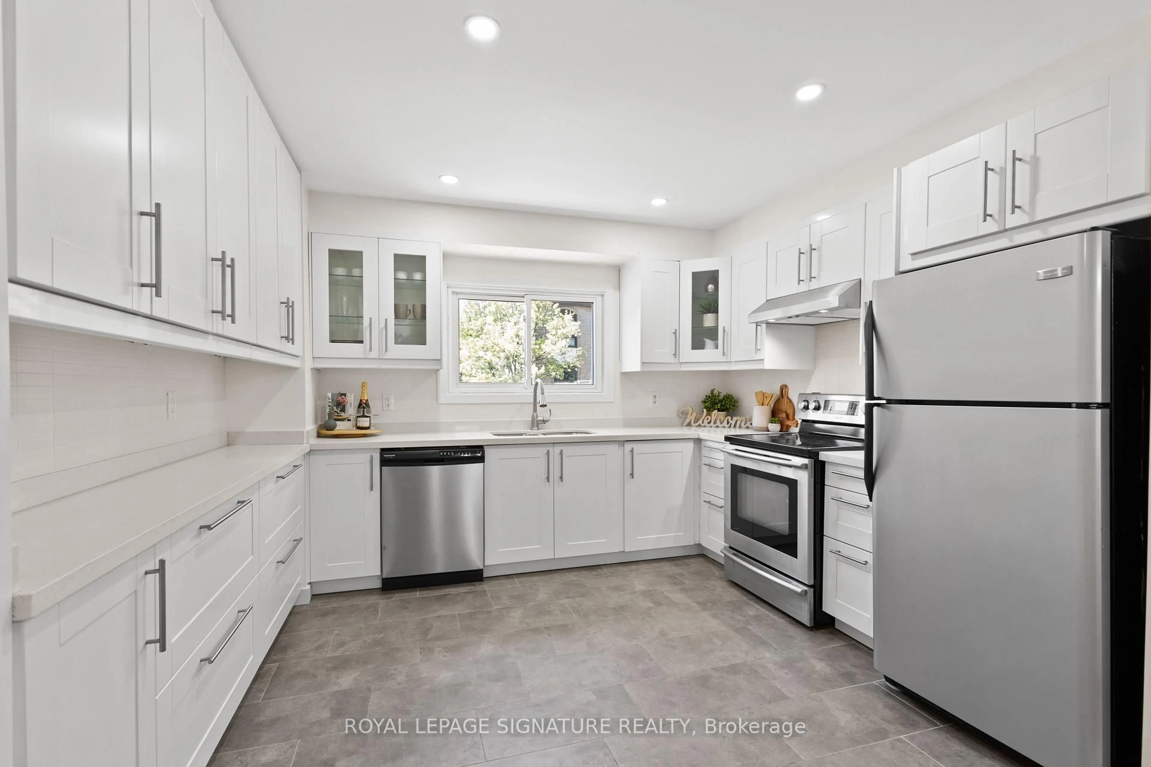 Open concept kitchen, ceramic/tile floor for 611 Francis Rd, Burlington Ontario L7T 3X6