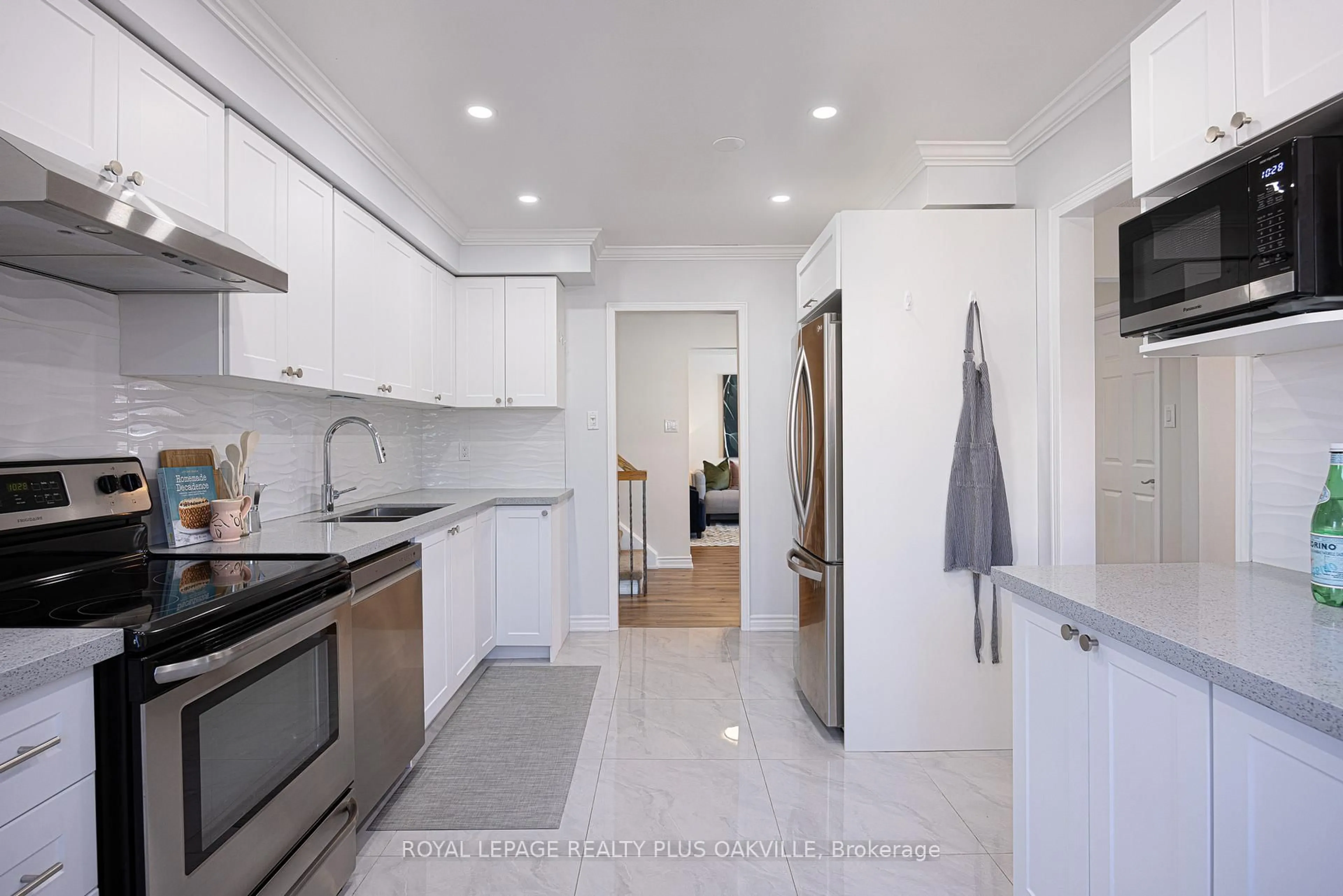 Contemporary kitchen, ceramic/tile floor for 24 Menoke Crt, Brampton Ontario L6Z 1E9