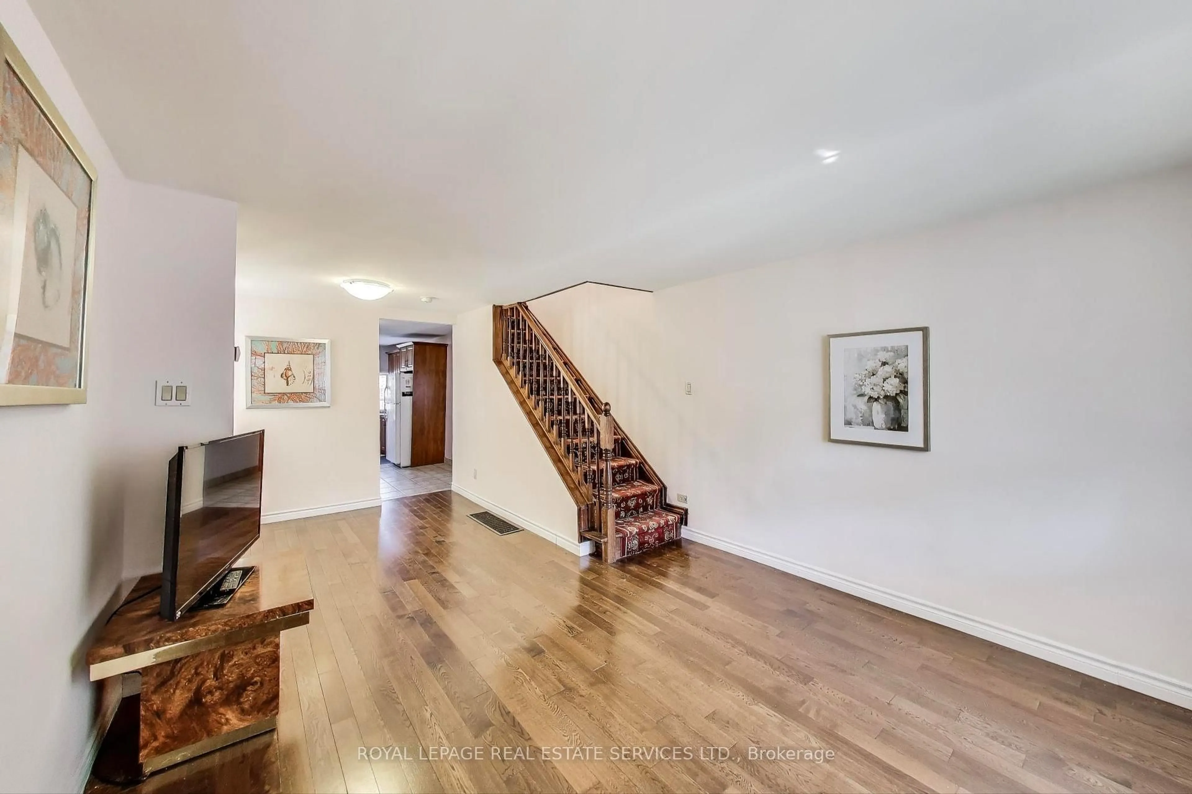 Indoor foyer for 324 St. Johns Rd, Toronto Ontario M6S 2K4