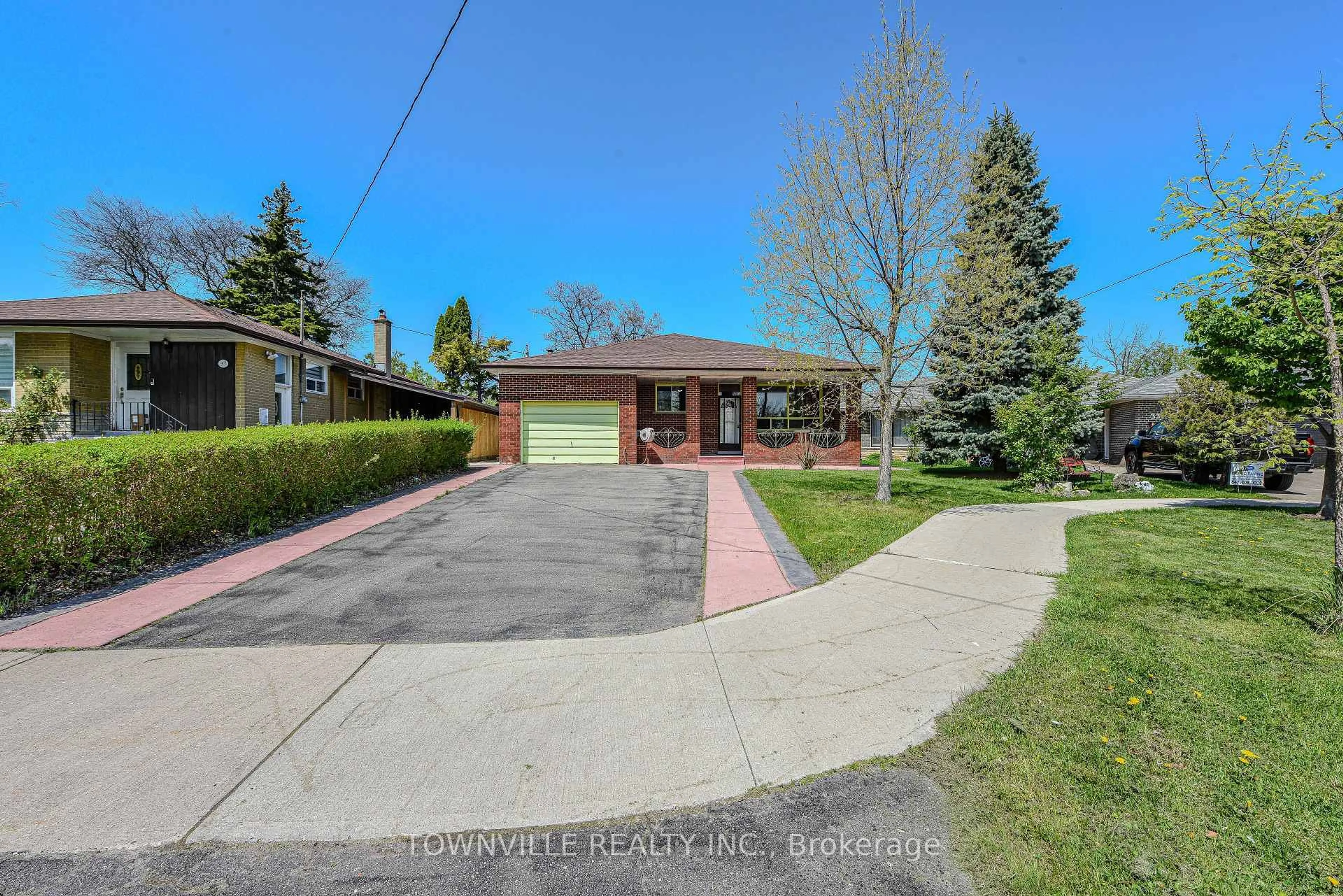 A pic from outside/outdoor area/front of a property/back of a property/a pic from drone, street for 35 Taysham Cres, Toronto Ontario M9V 1X1
