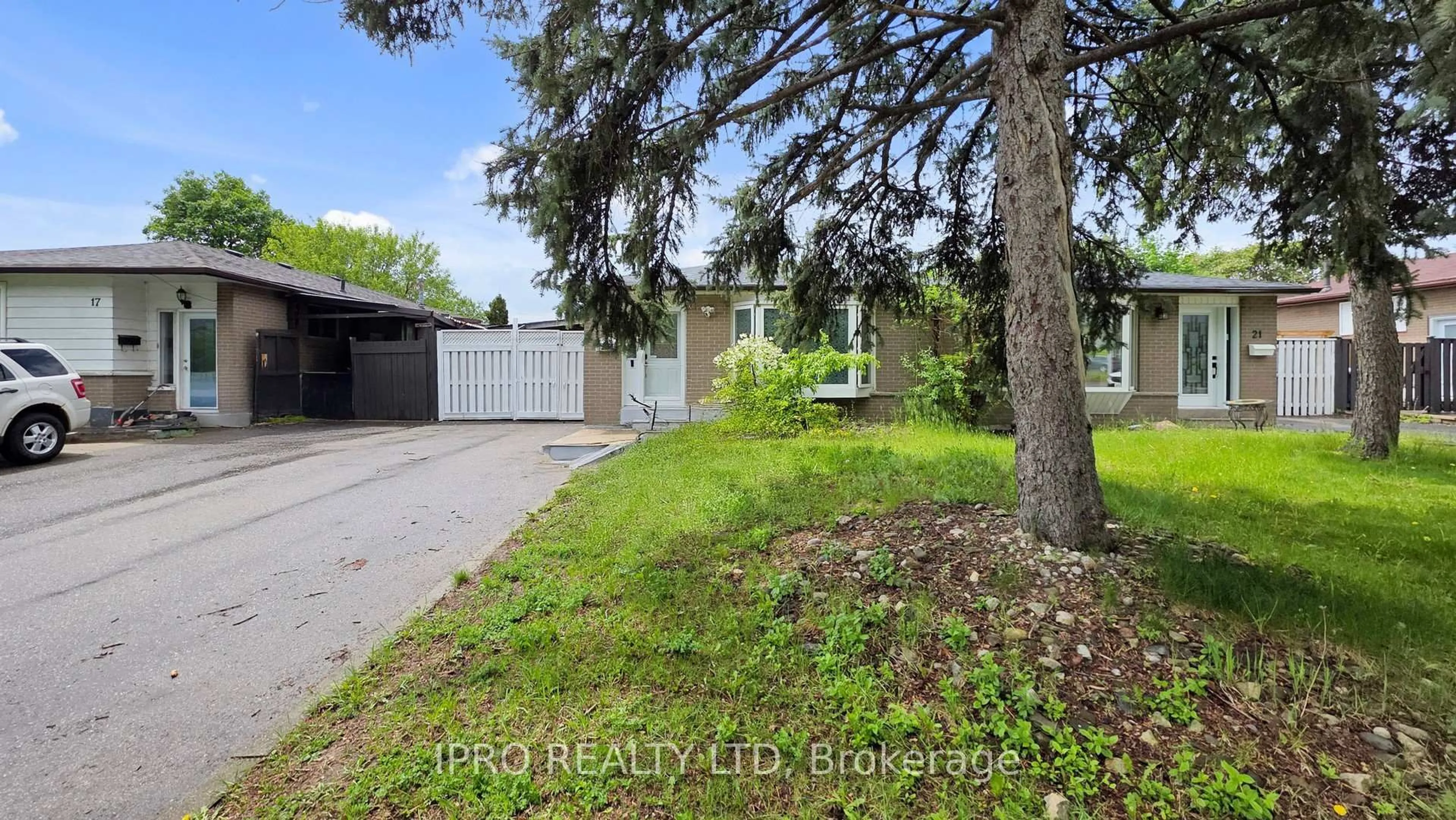 A pic from outside/outdoor area/front of a property/back of a property/a pic from drone, street for 19 Flamingo Cres, Brampton Ontario L6T 2G4