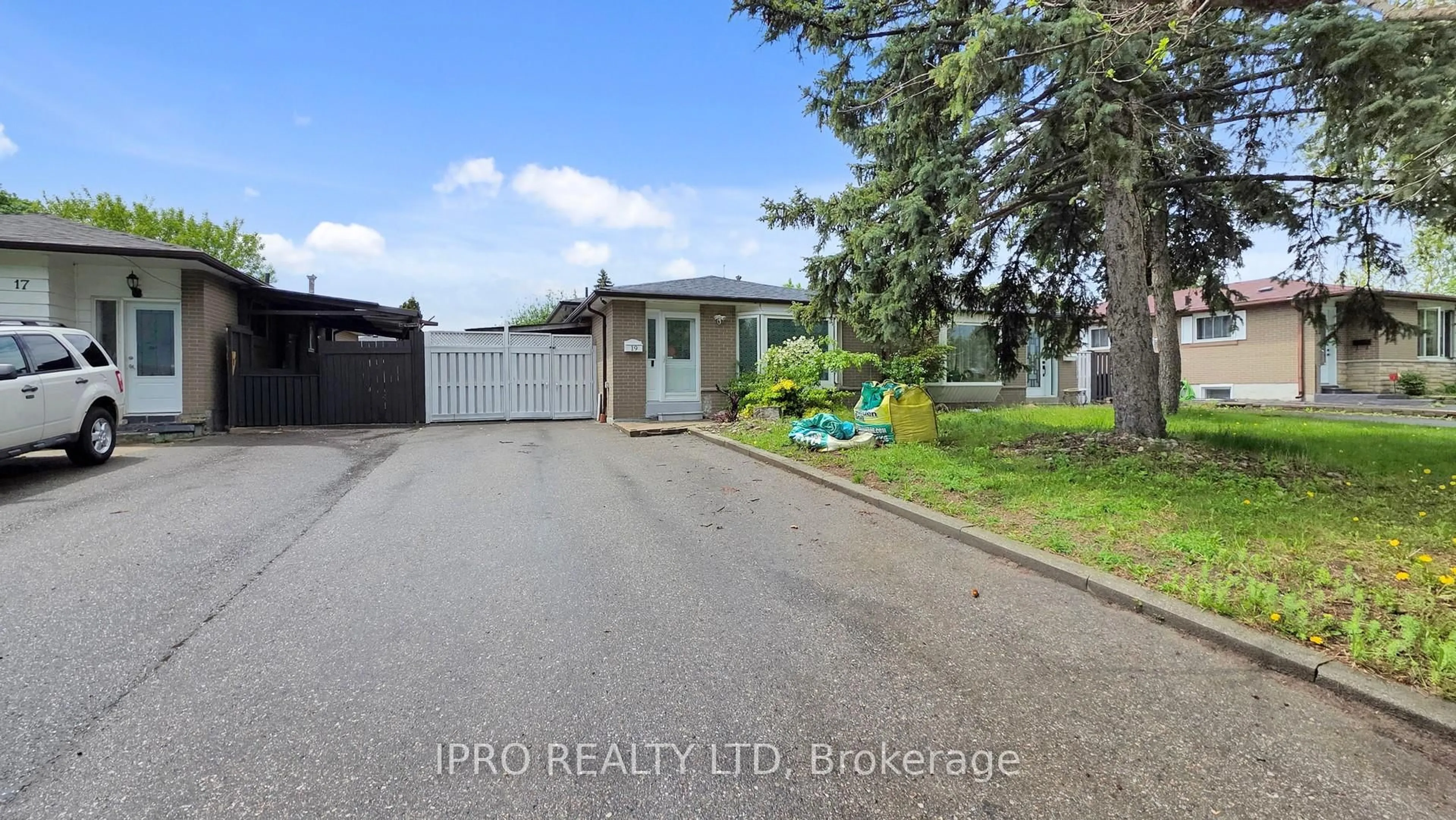 A pic from outside/outdoor area/front of a property/back of a property/a pic from drone, street for 19 Flamingo Cres, Brampton Ontario L6T 2G4