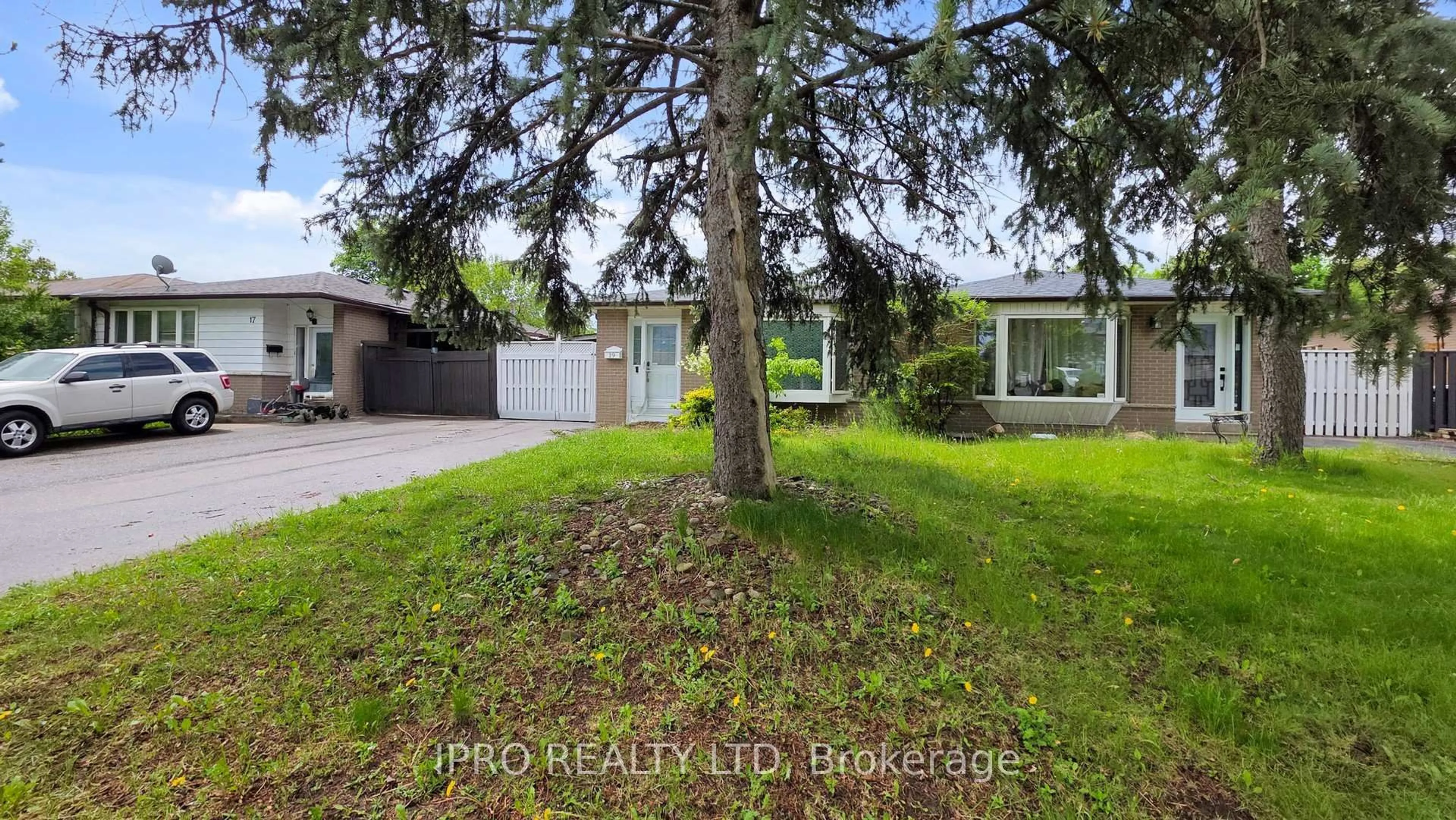 A pic from outside/outdoor area/front of a property/back of a property/a pic from drone, street for 19 Flamingo Cres, Brampton Ontario L6T 2G4