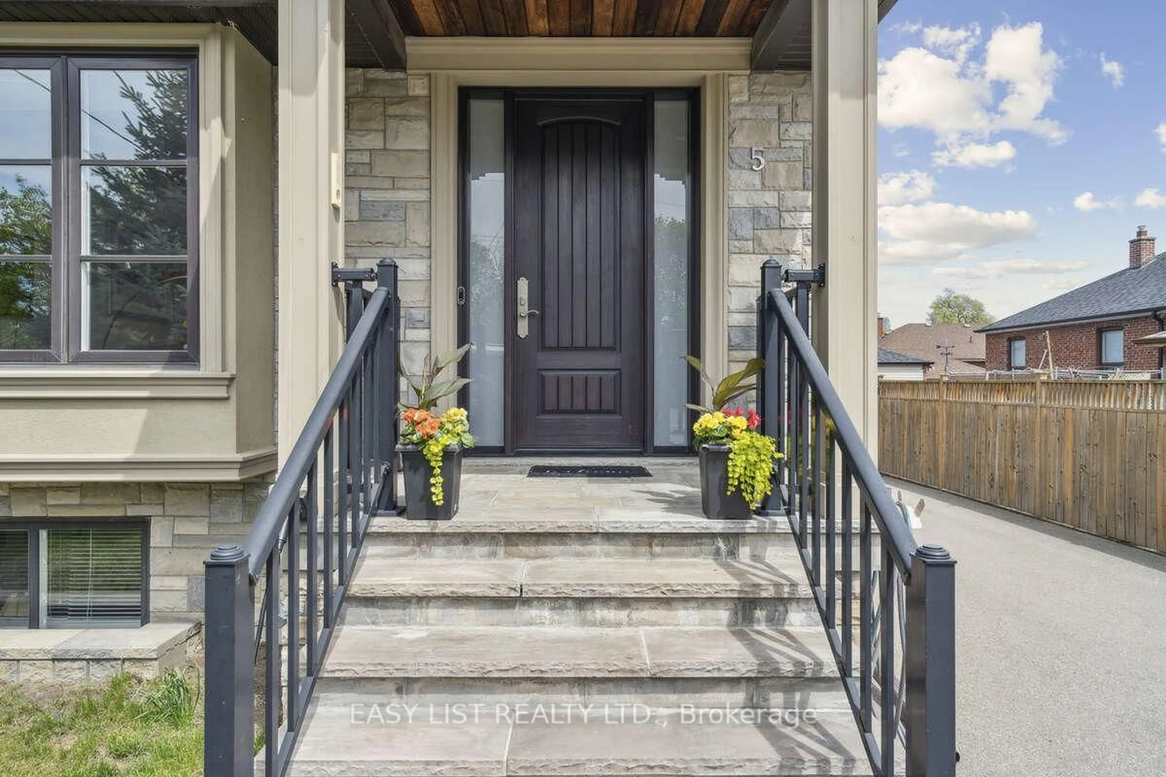 Indoor entryway for 5 Ashmore Ave, Toronto Ontario M8Z 4C5