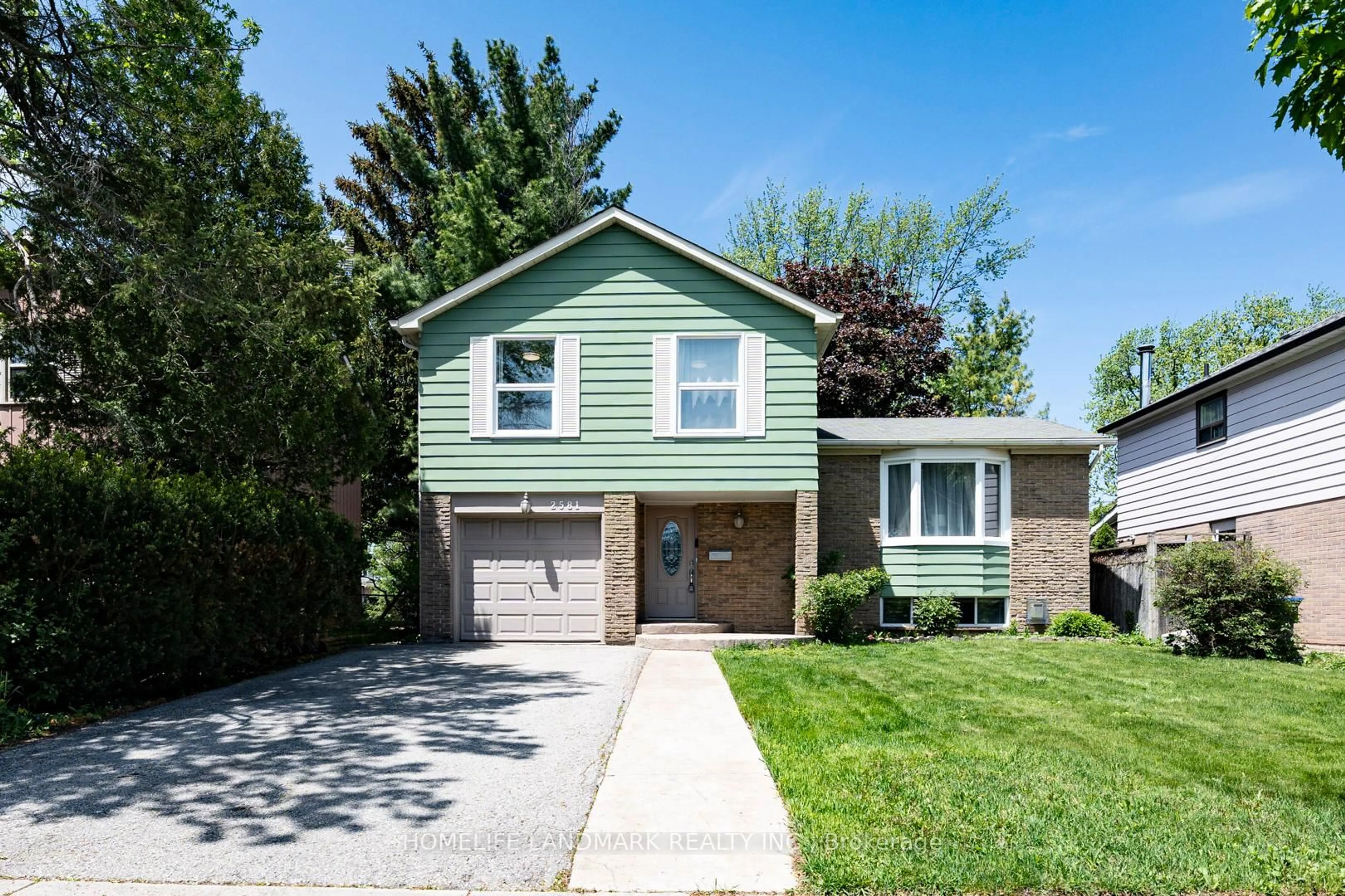 Home with vinyl exterior material, street for 2581 Windjammer Rd, Mississauga Ontario L5L 1H7