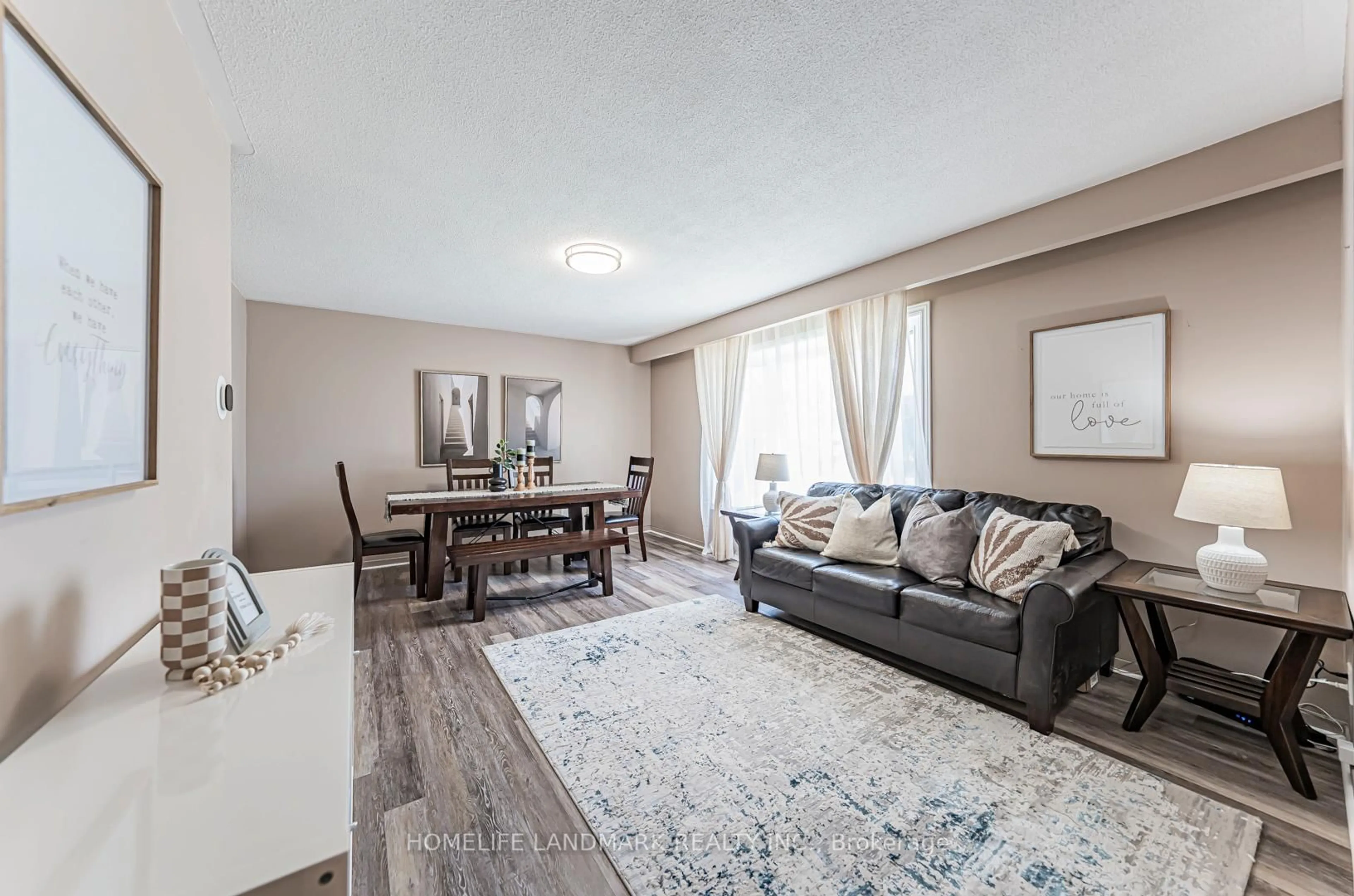 Living room with furniture, unknown for 2581 Windjammer Rd, Mississauga Ontario L5L 1H7