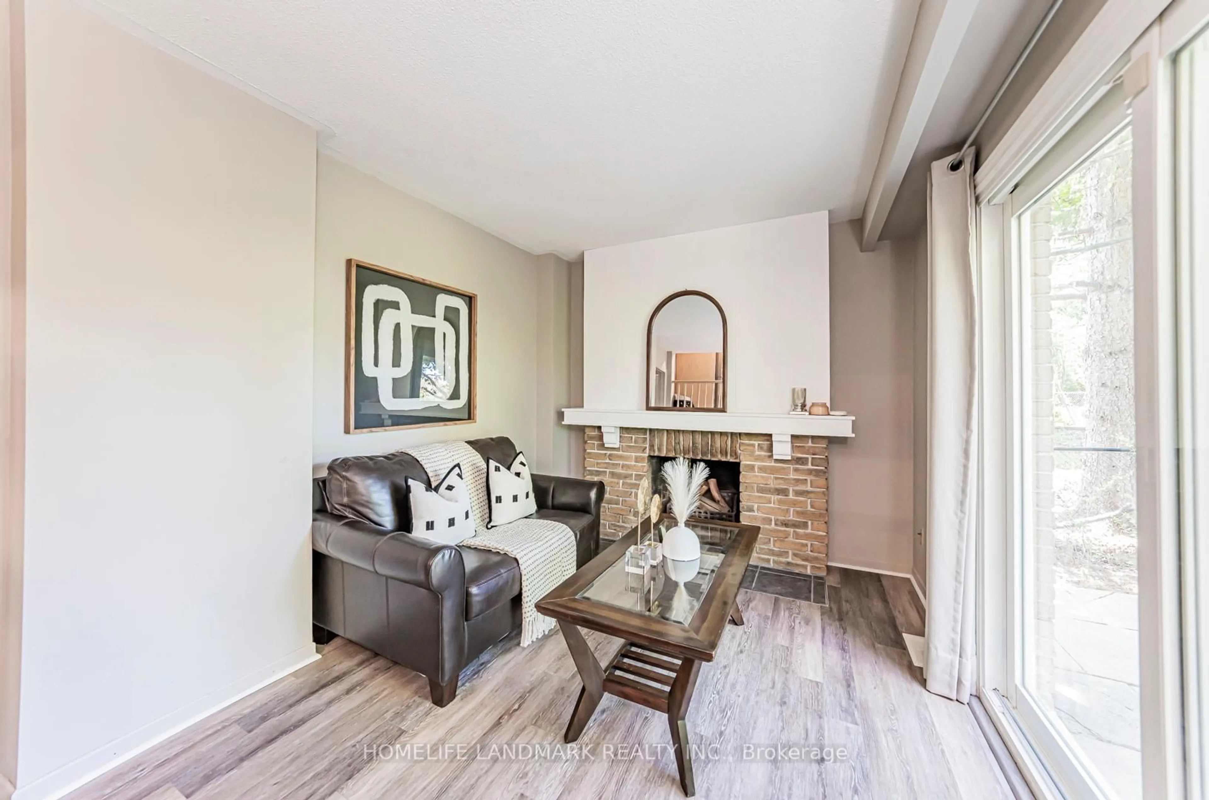 Living room with furniture, unknown for 2581 Windjammer Rd, Mississauga Ontario L5L 1H7