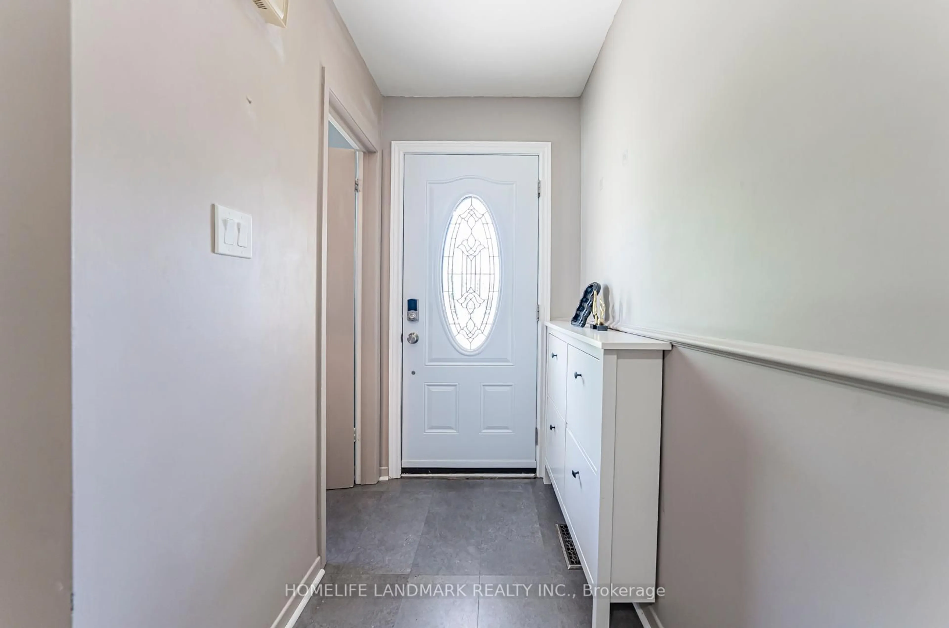 Indoor entryway for 2581 Windjammer Rd, Mississauga Ontario L5L 1H7