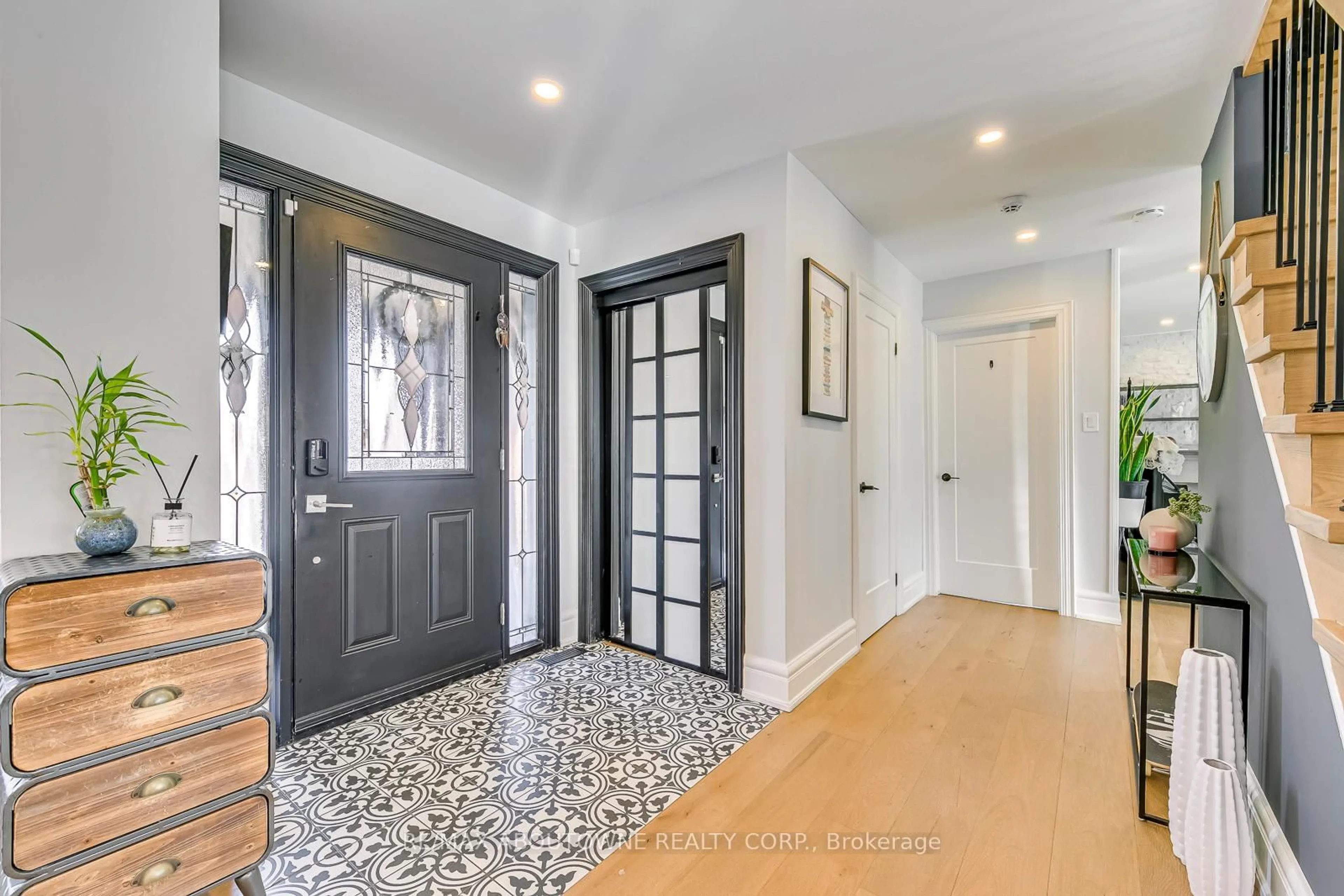 Indoor entryway for 322 MARY St, Oakville Ontario L6K 3P6