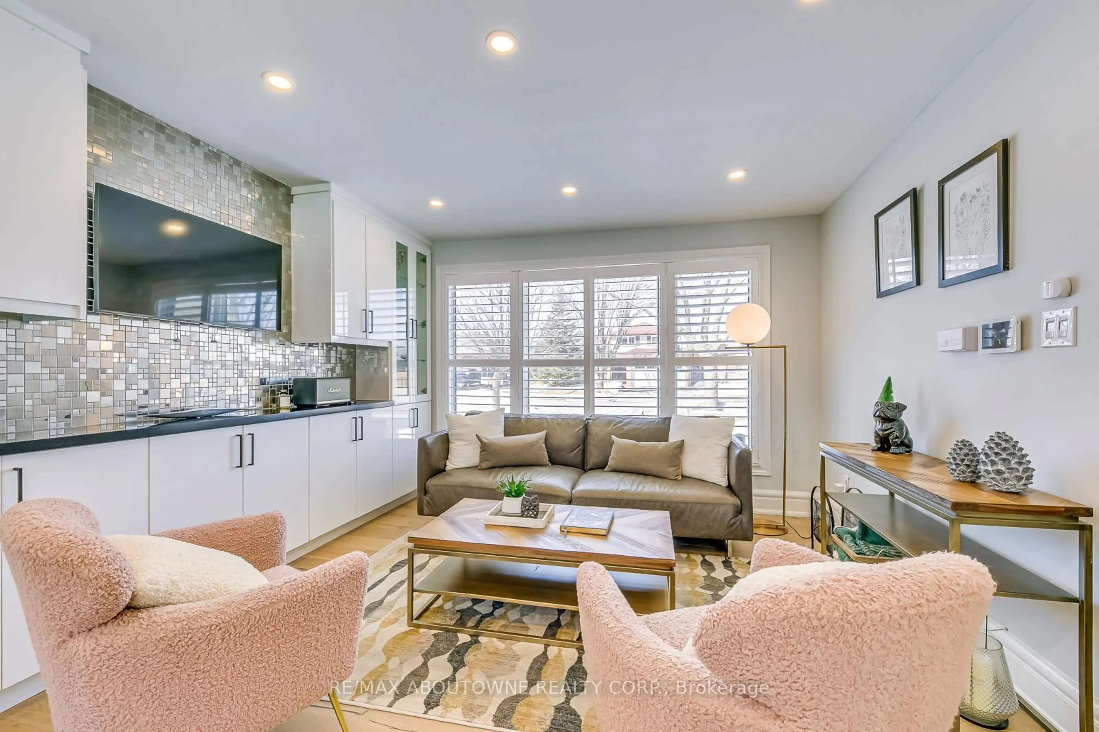 Living room with furniture, unknown for 322 MARY St, Oakville Ontario L6K 3P6