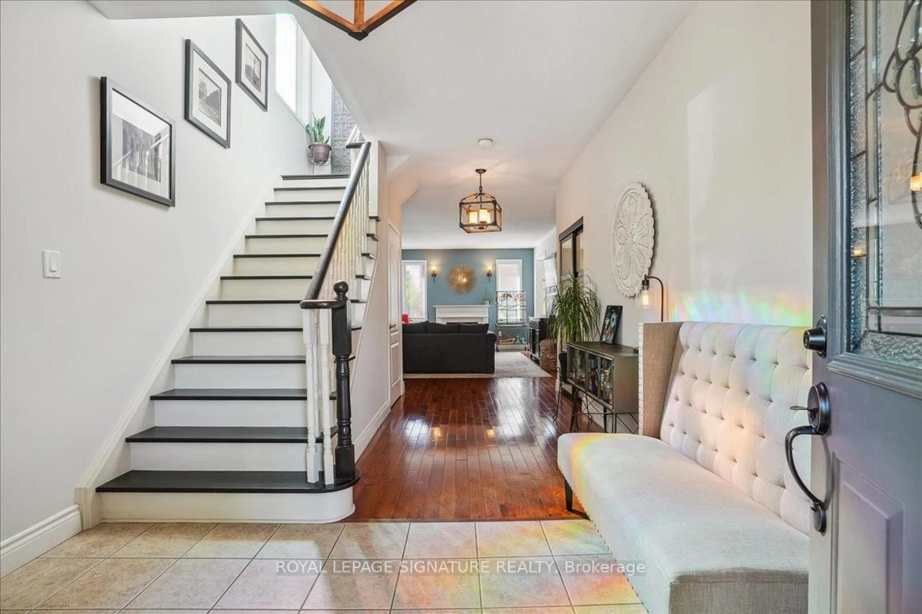 Indoor entryway for 1030 Donnelly St, Milton Ontario L9T 0A2
