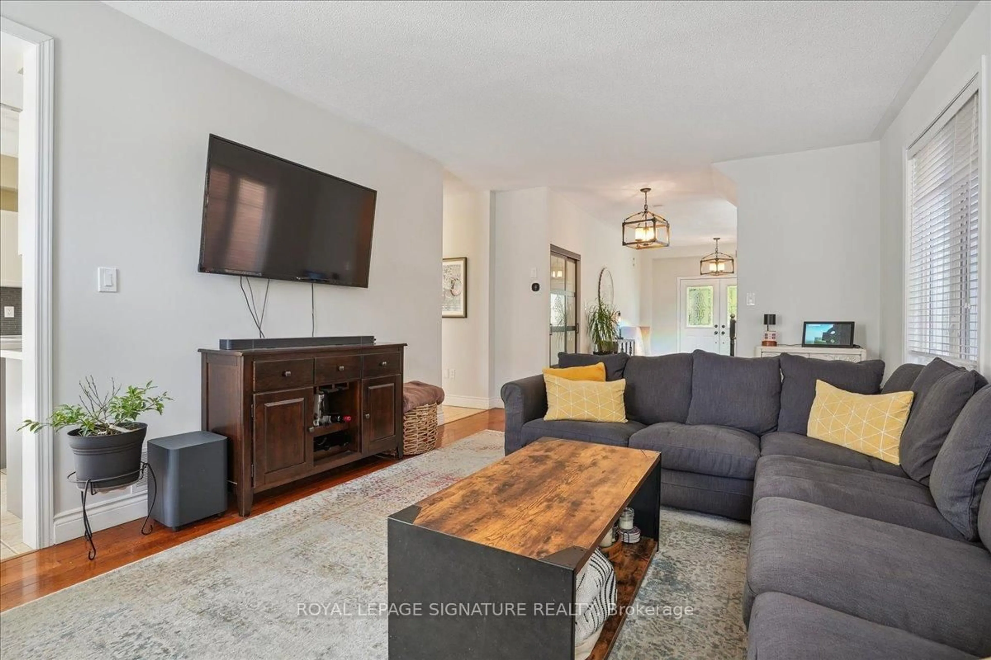 Living room with furniture, unknown for 1030 Donnelly St, Milton Ontario L9T 0A2