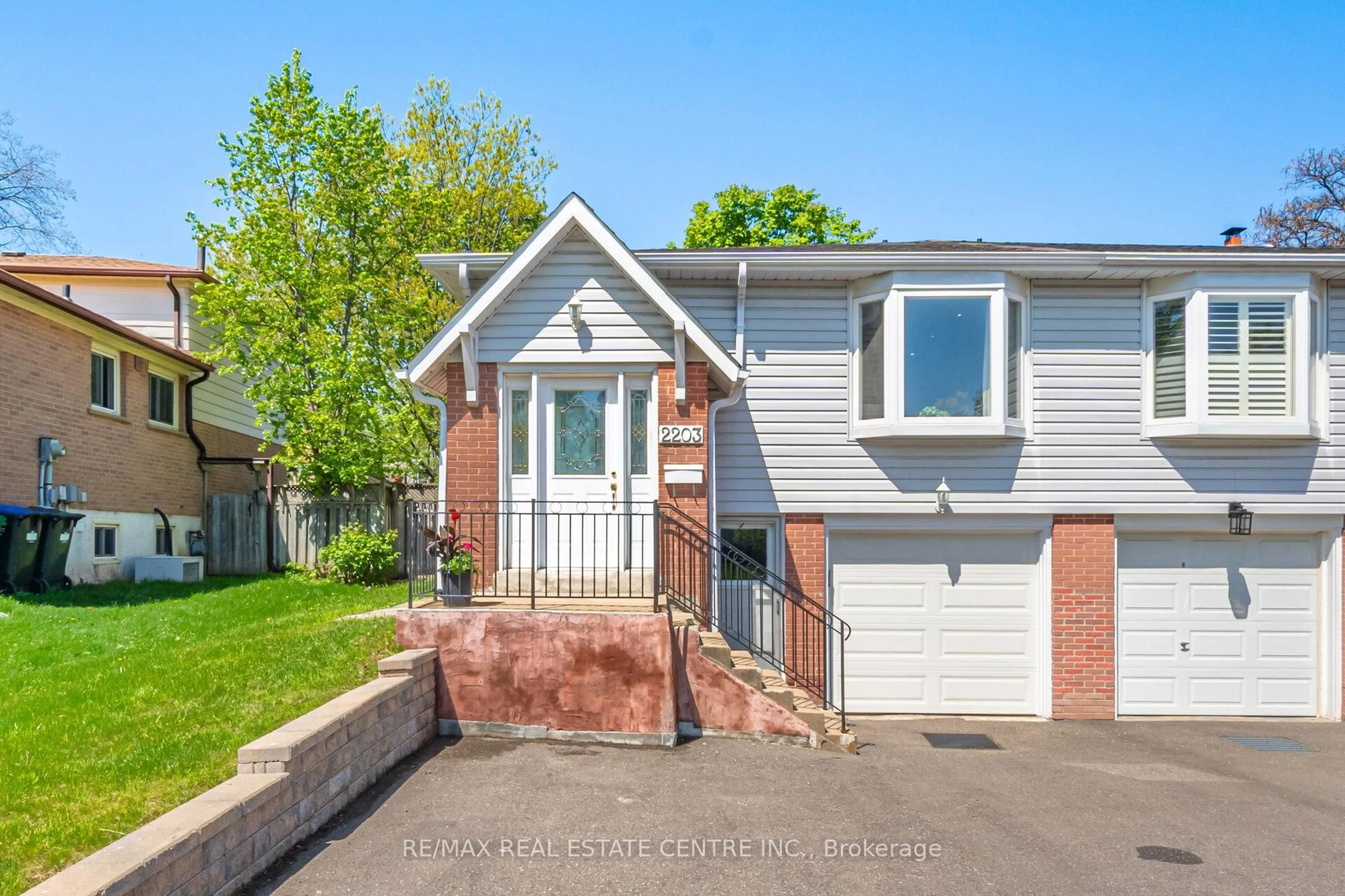 Home with vinyl exterior material, street for 2203 Council Ring Rd, Mississauga Ontario L5L 1B6