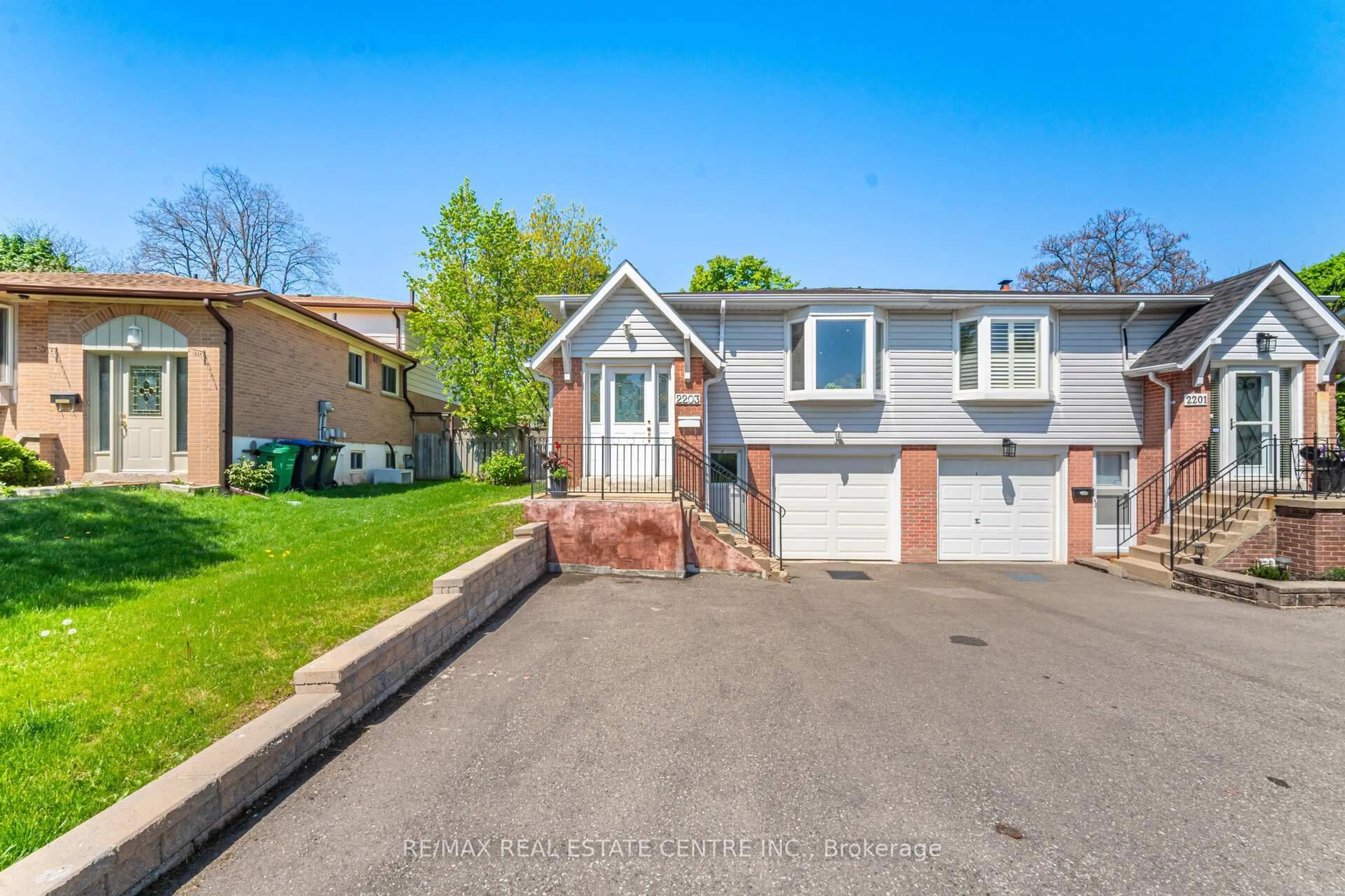 Home with vinyl exterior material, street for 2203 Council Ring Rd, Mississauga Ontario L5L 1B6