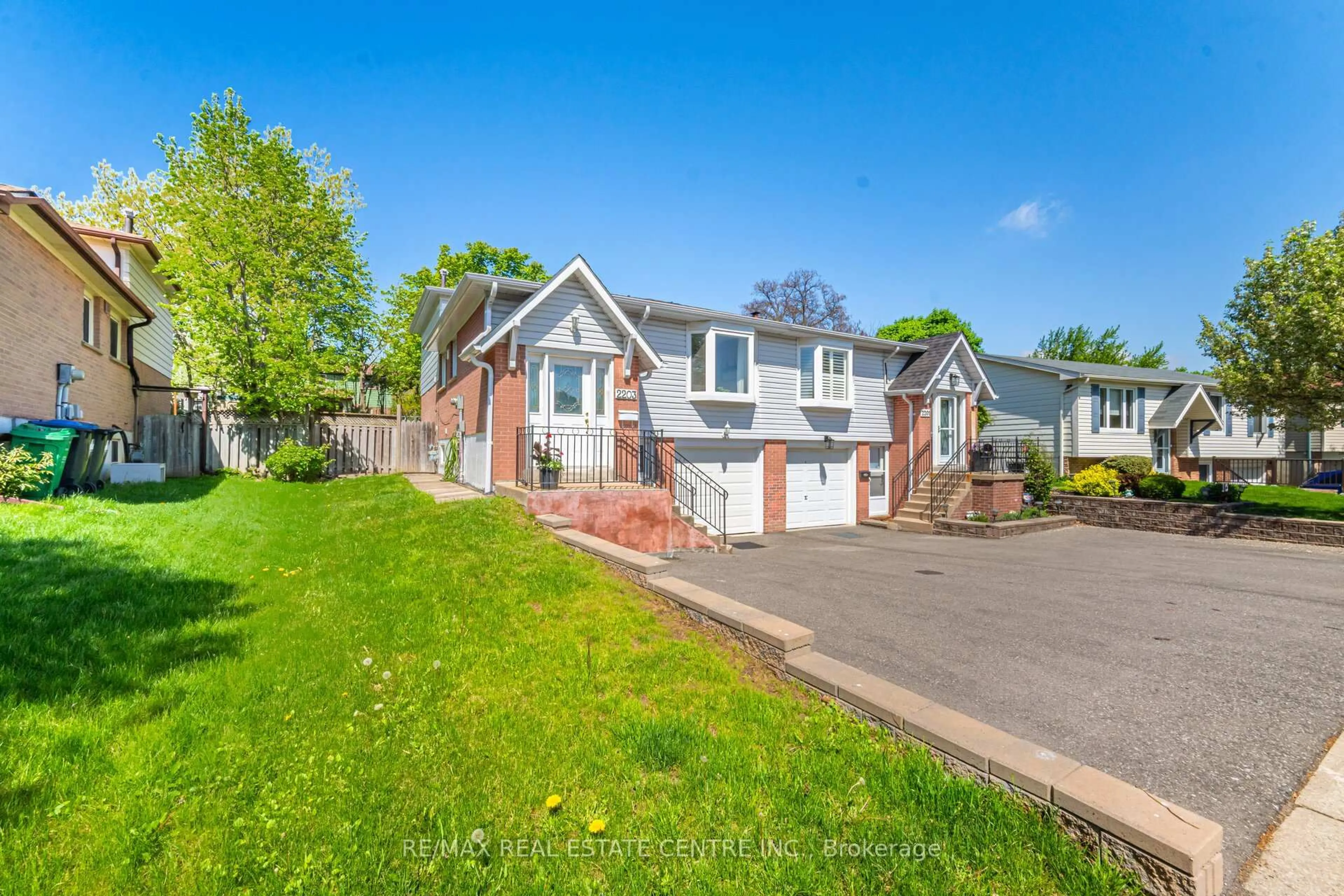 A pic from outside/outdoor area/front of a property/back of a property/a pic from drone, street for 2203 Council Ring Rd, Mississauga Ontario L5L 1B6