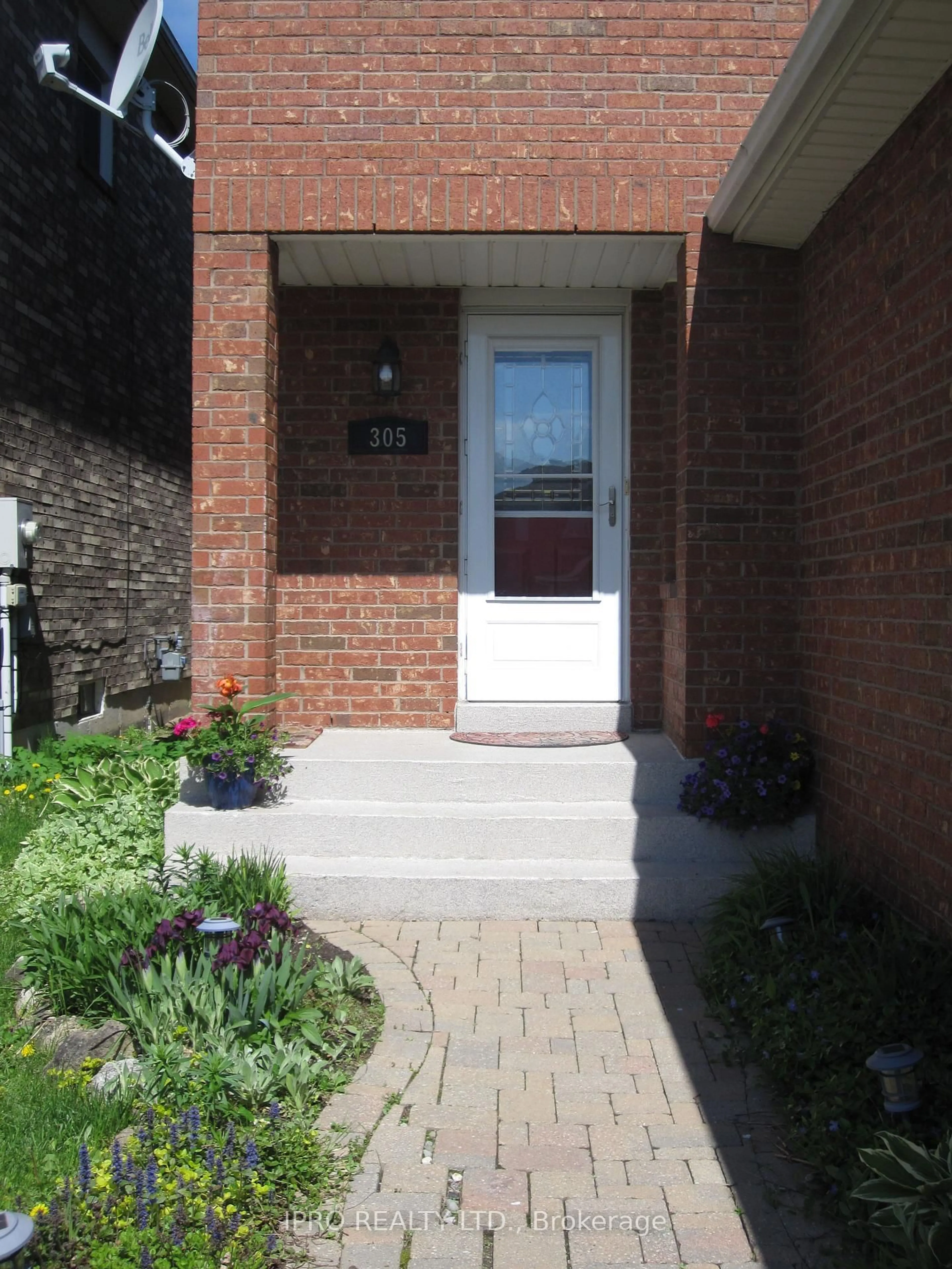 Indoor entryway for 305 Marshall Cres, Orangeville Ontario L9W 4Y5