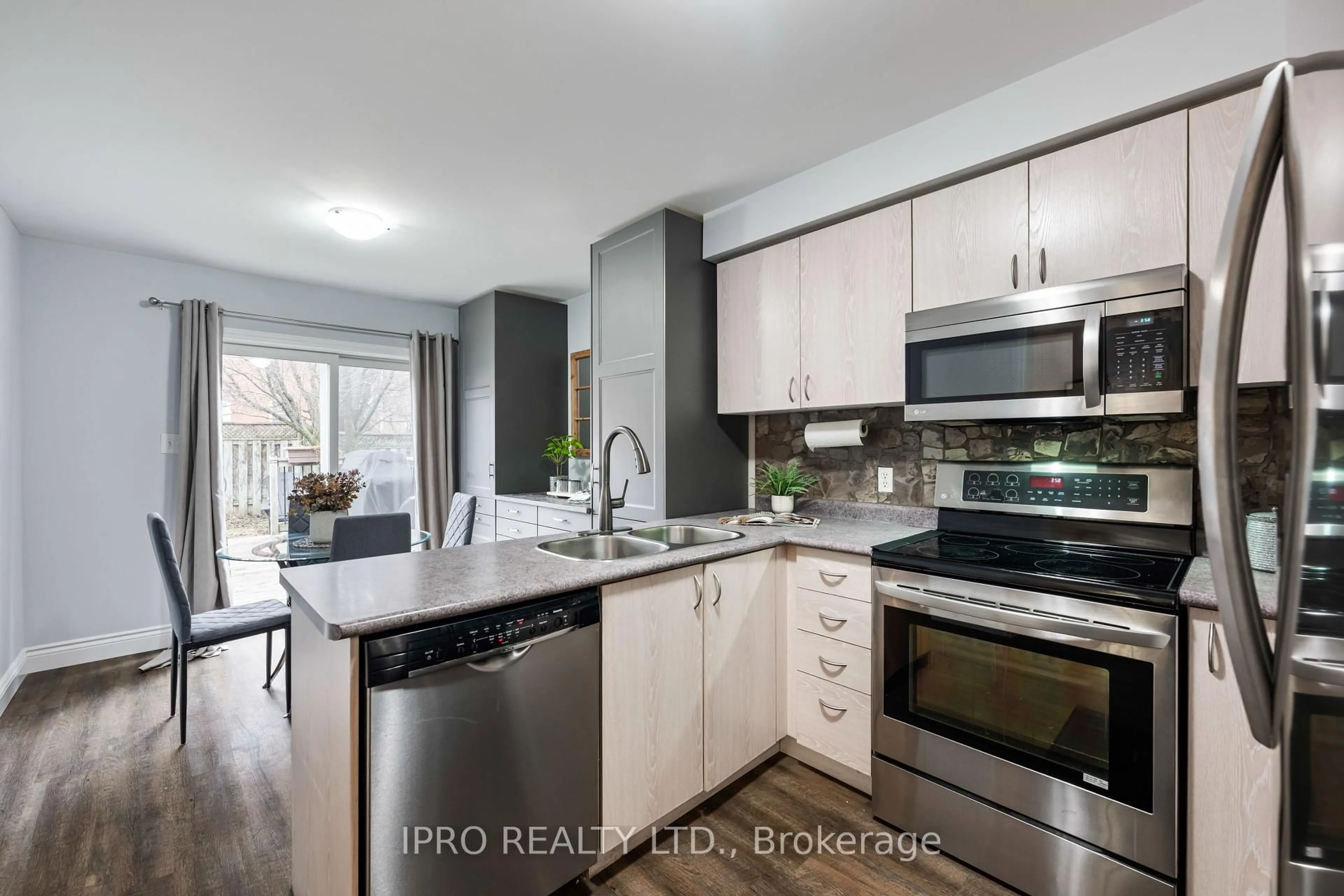 Open concept kitchen, unknown for 305 Marshall Cres, Orangeville Ontario L9W 4Y5