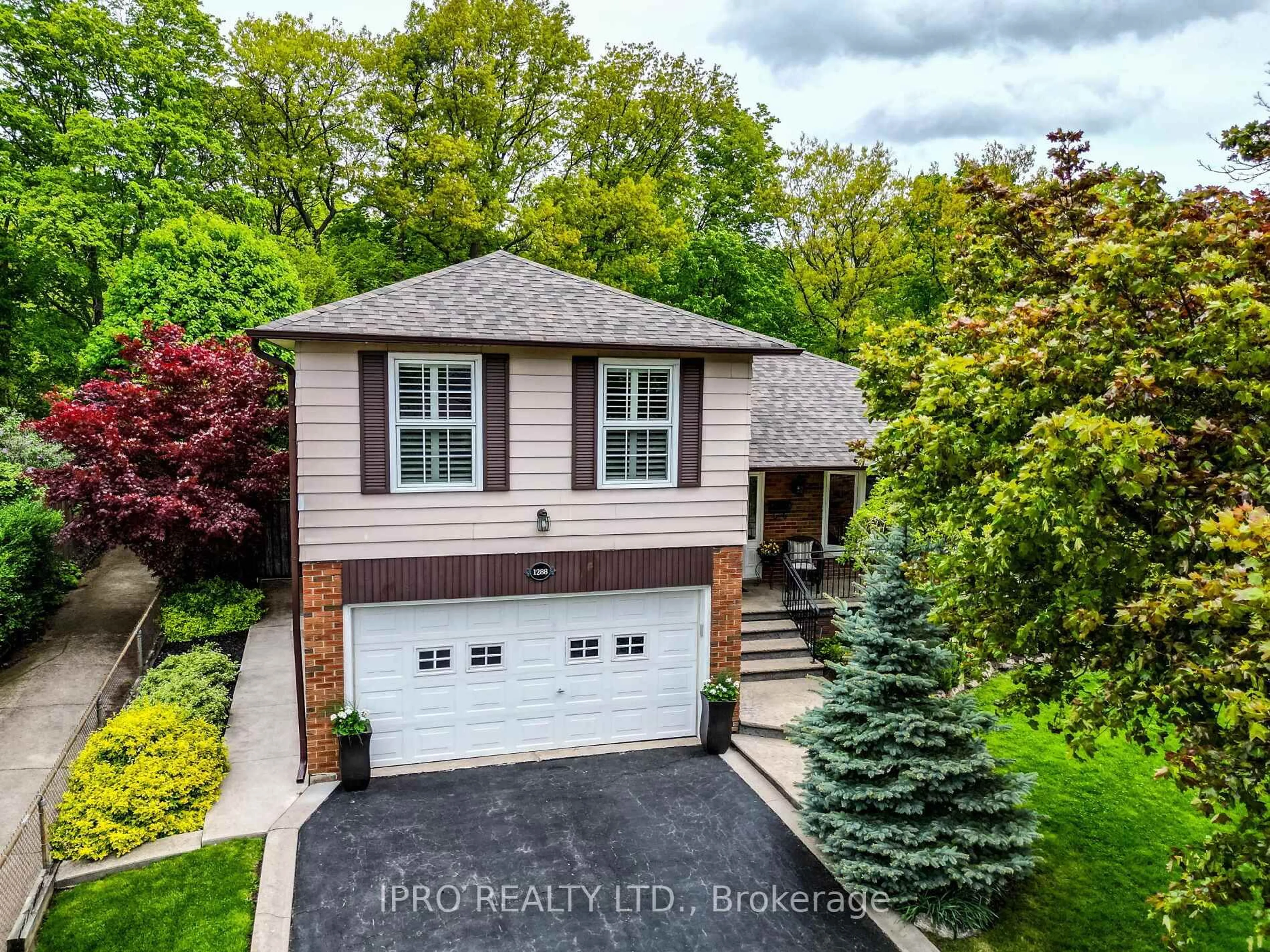 A pic from outside/outdoor area/front of a property/back of a property/a pic from drone, street for 1288 Lakeview Dr, Oakville Ontario L6H 2M8