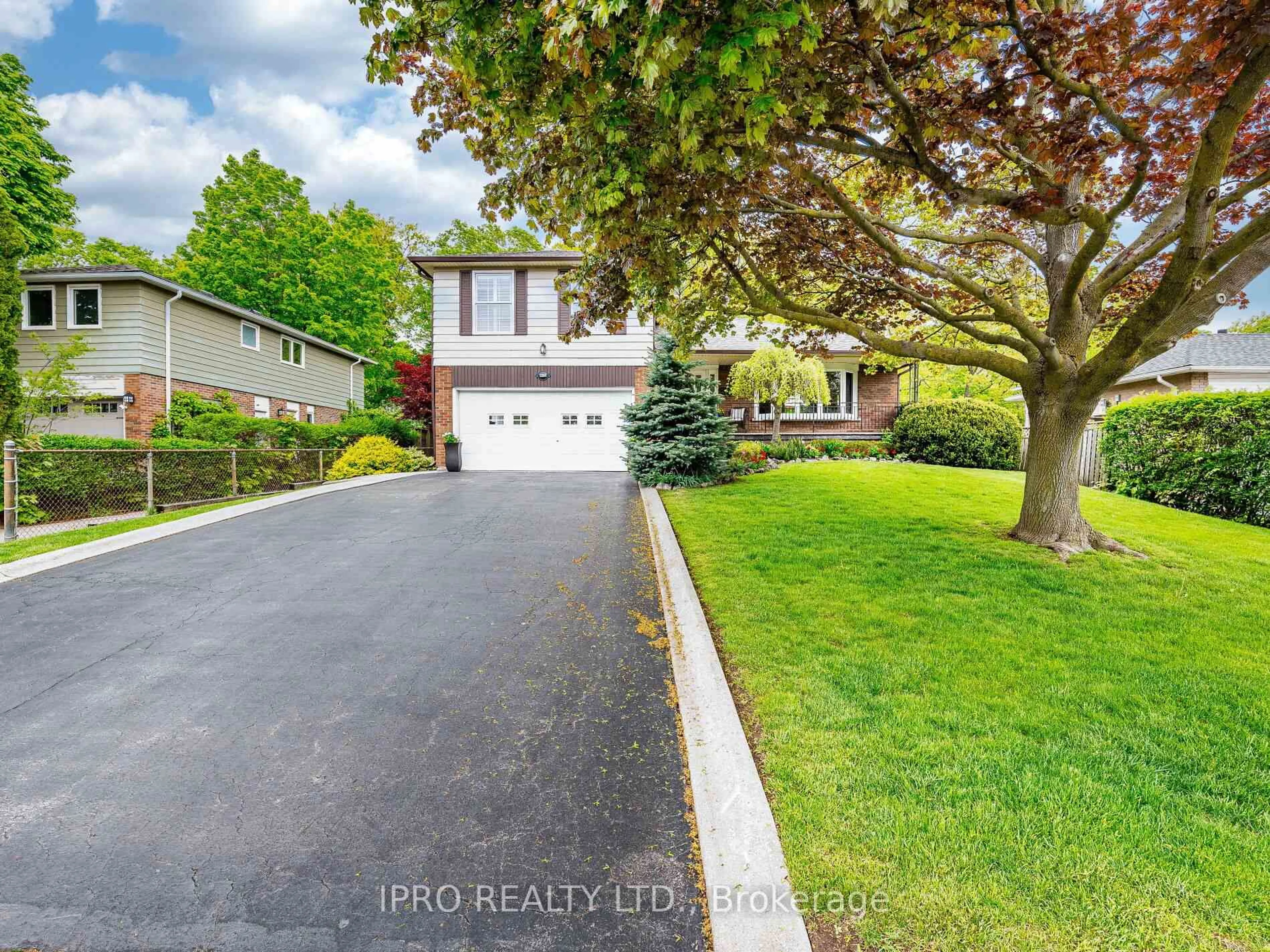 A pic from outside/outdoor area/front of a property/back of a property/a pic from drone, street for 1288 Lakeview Dr, Oakville Ontario L6H 2M8