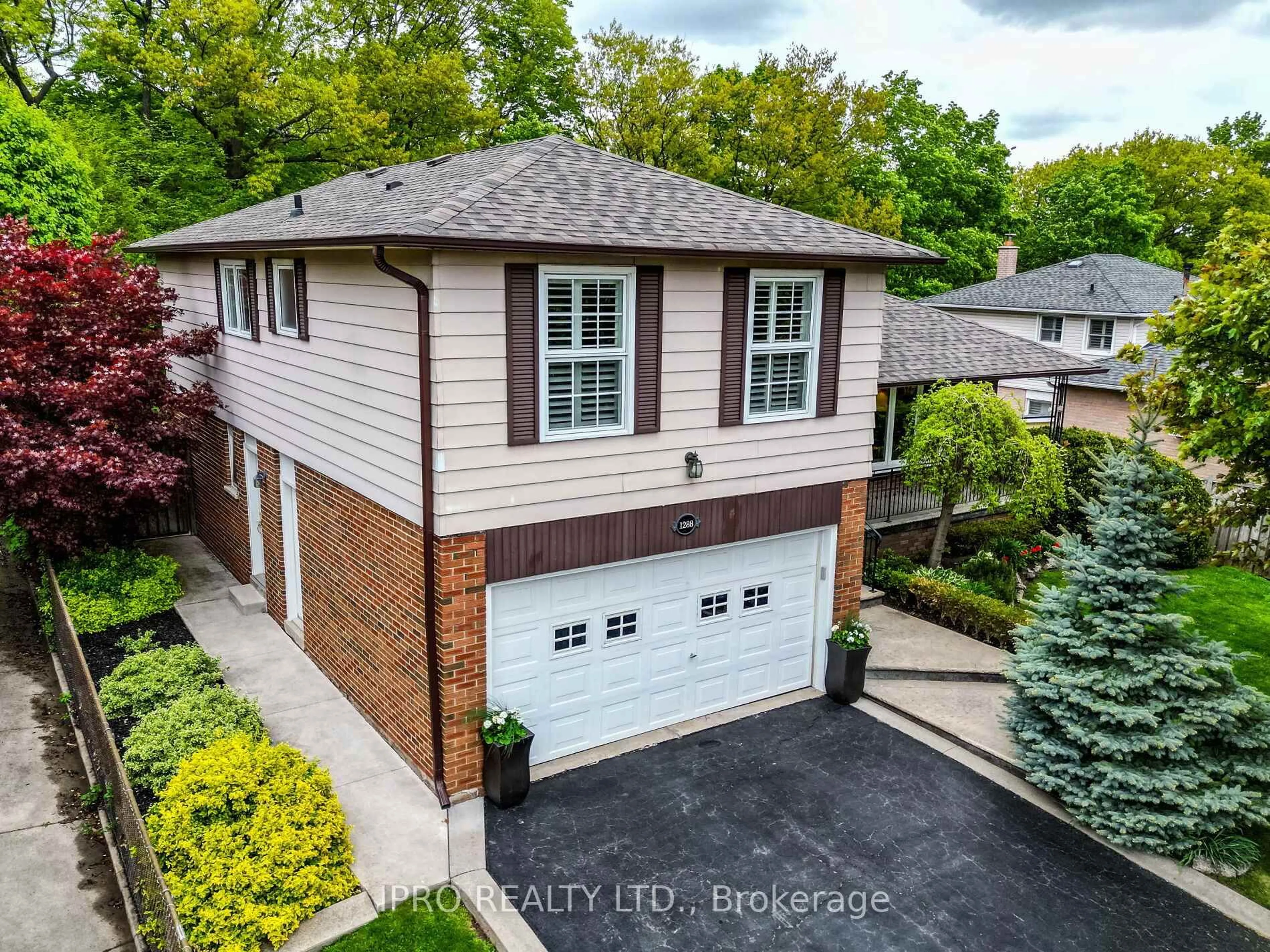 A pic from outside/outdoor area/front of a property/back of a property/a pic from drone, street for 1288 Lakeview Dr, Oakville Ontario L6H 2M8