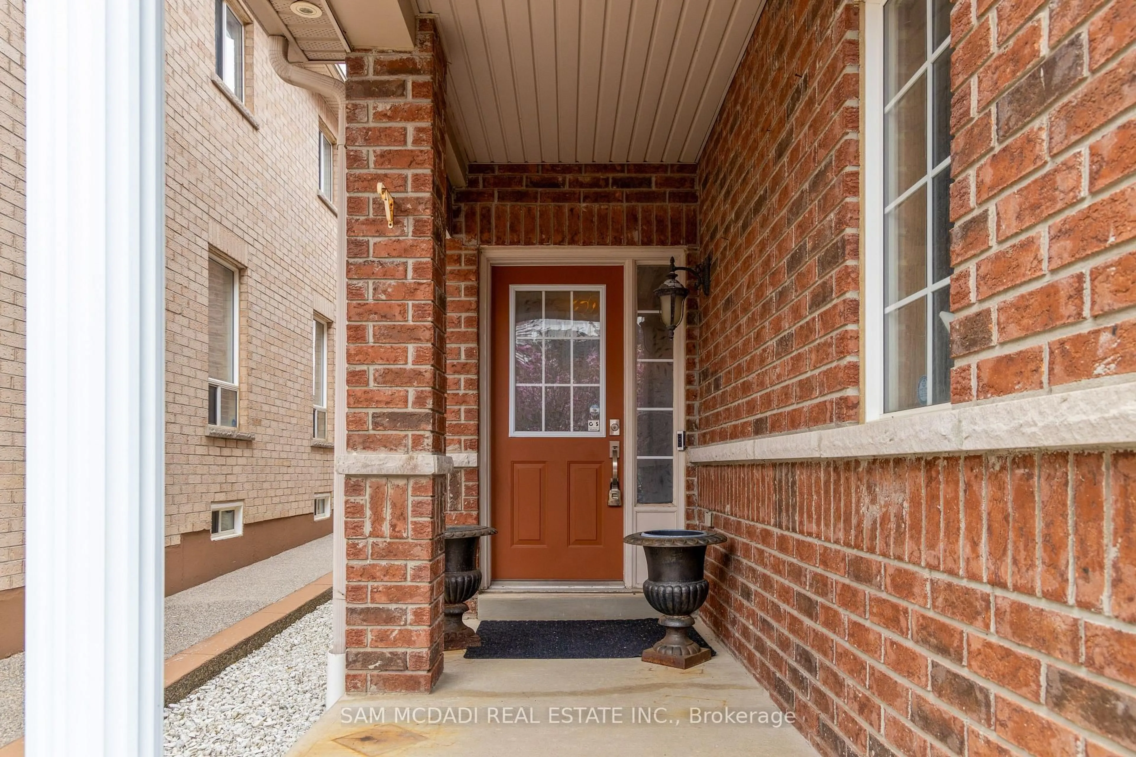 Indoor entryway for 4769 Glasshill Grve, Mississauga Ontario L5M 7R6