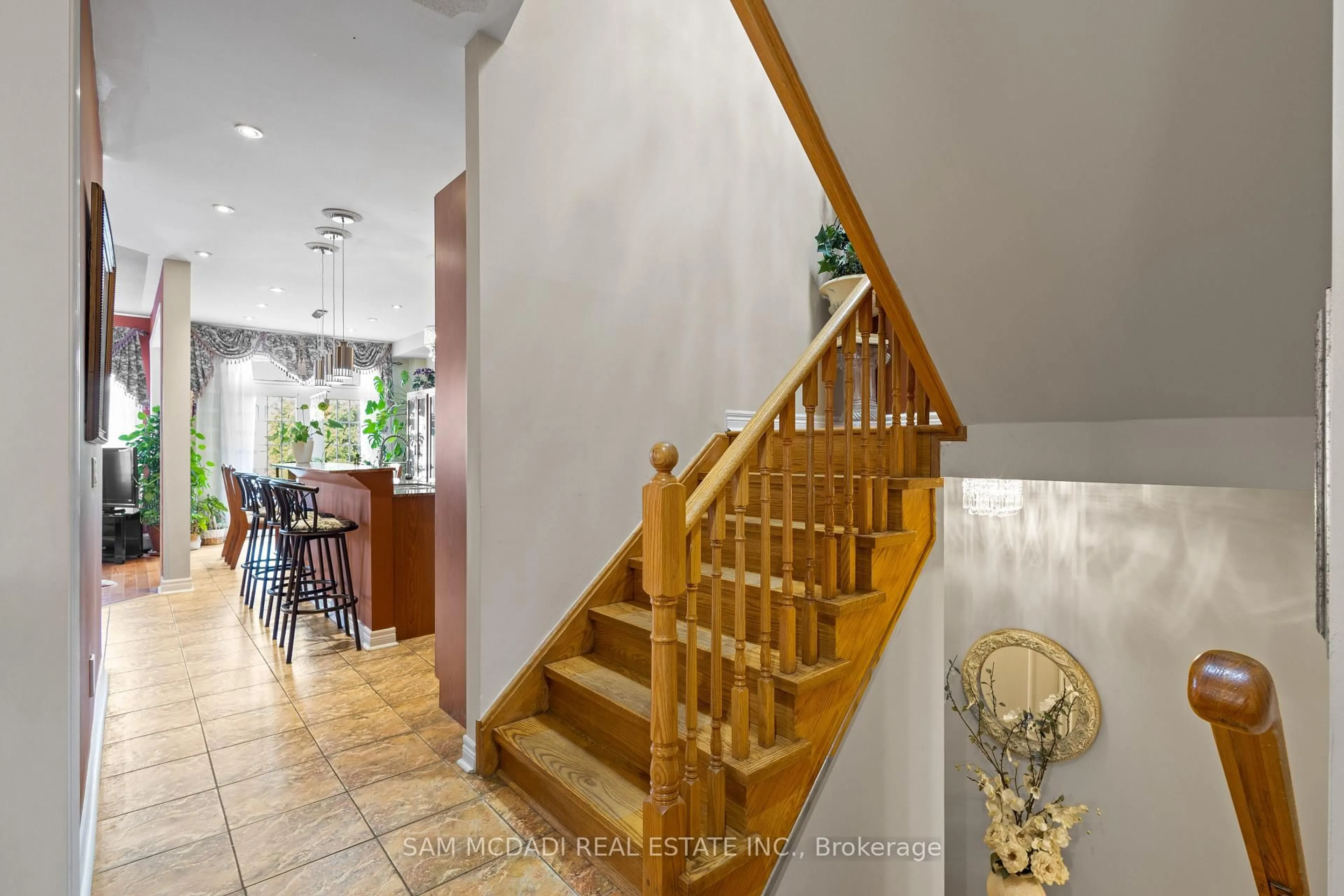 Indoor foyer for 4769 Glasshill Grve, Mississauga Ontario L5M 7R6