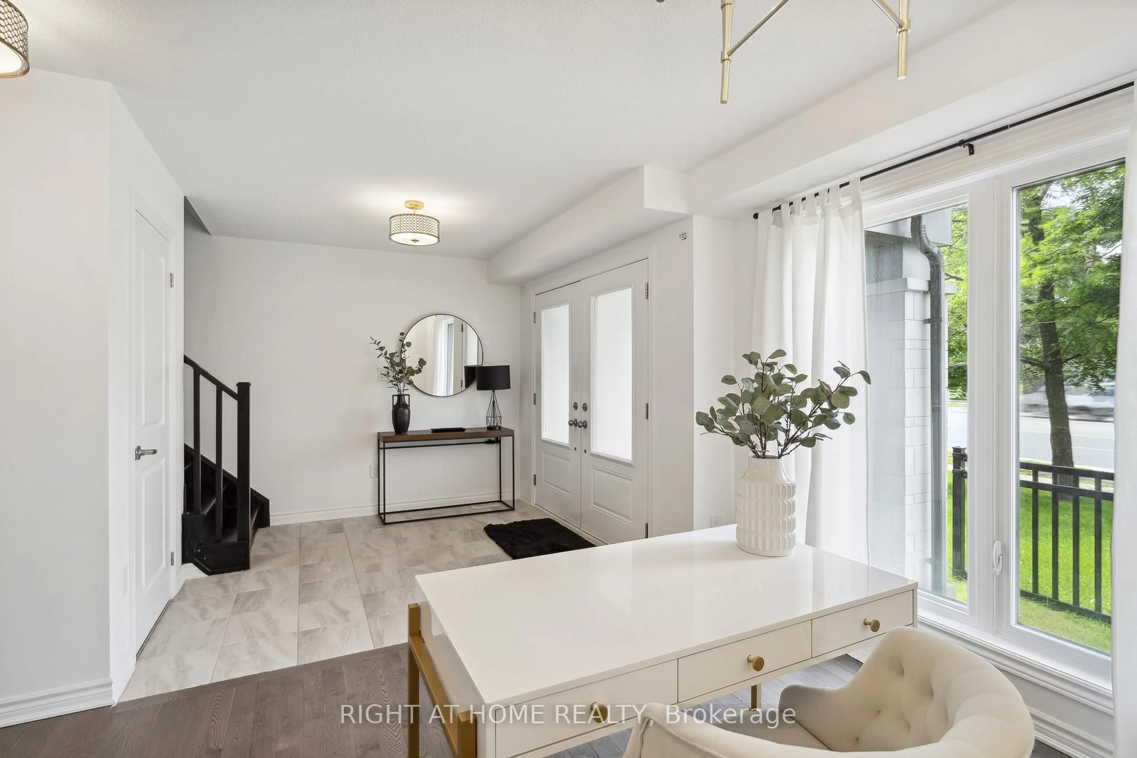 Indoor entryway for 2495 Littlefield Cres, Oakville Ontario L6M 5L9