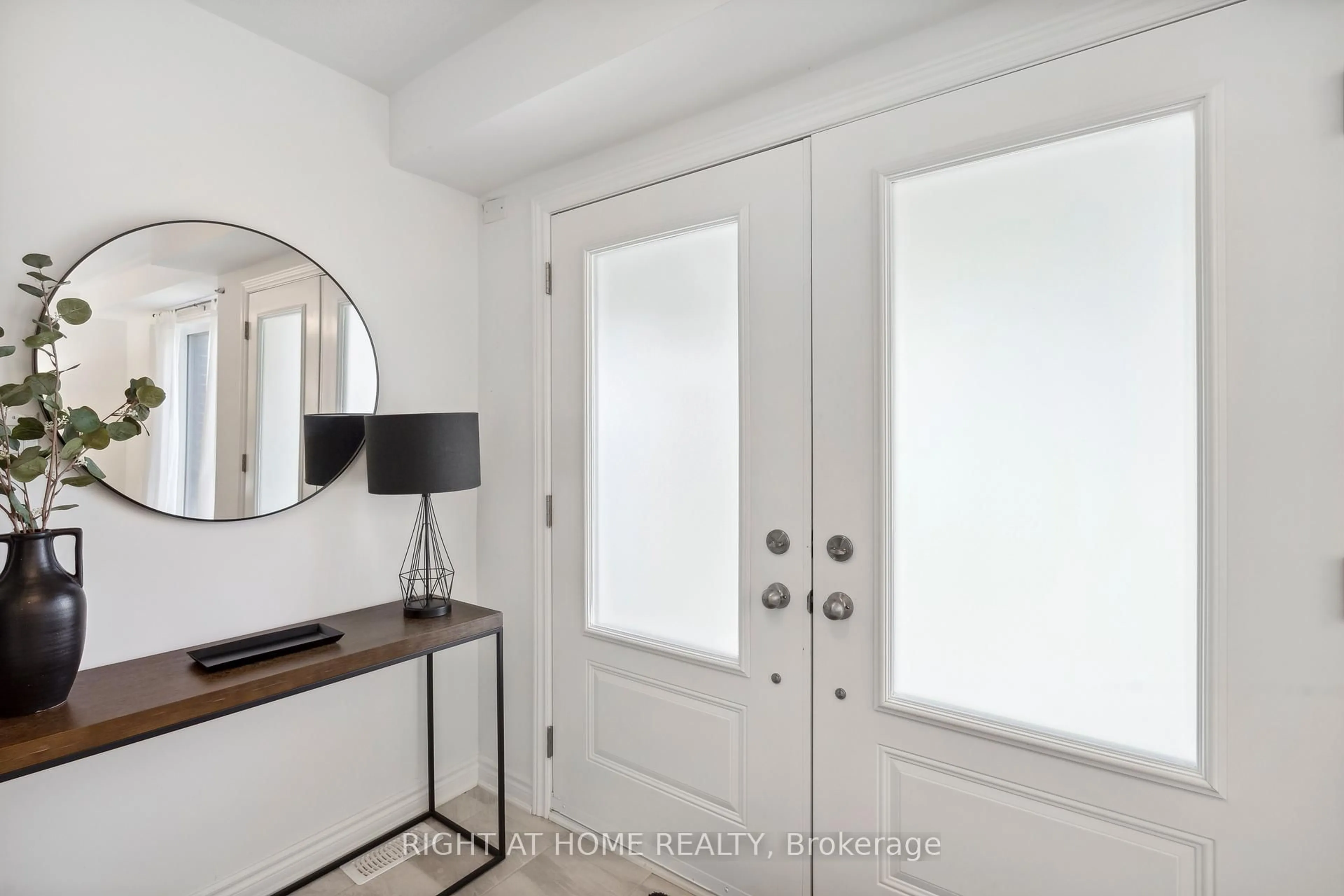 Indoor entryway for 2495 Littlefield Cres, Oakville Ontario L6M 5L9
