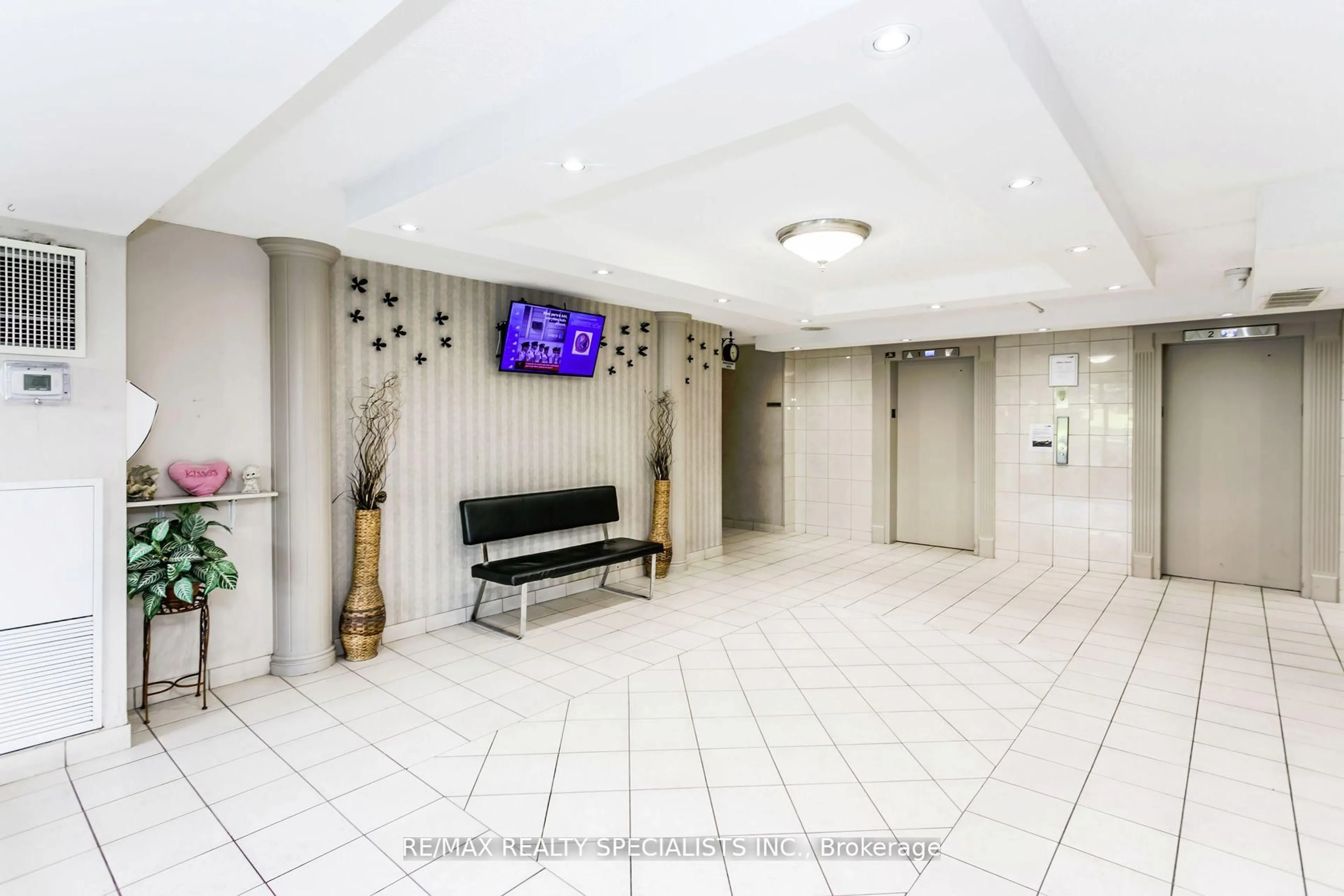 Lobby for 21 KNIGHTSBRIDGE Rd #1708, Brampton Ontario L6T 3Y1