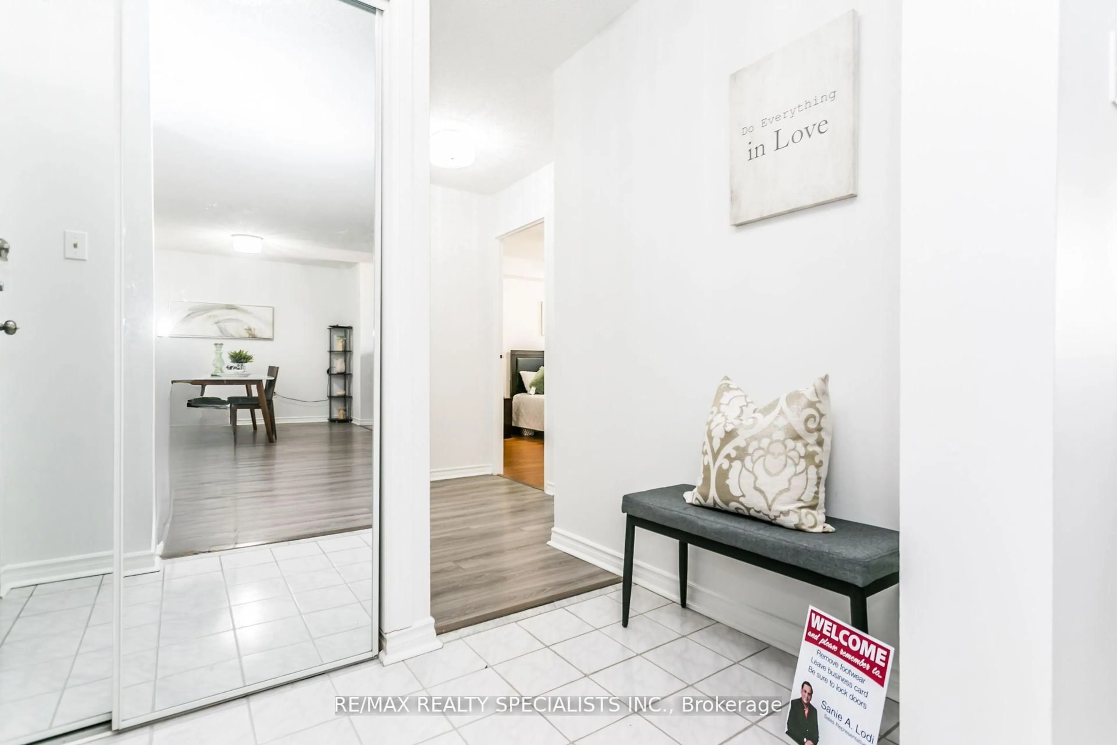 Indoor entryway for 21 KNIGHTSBRIDGE Rd #1708, Brampton Ontario L6T 3Y1